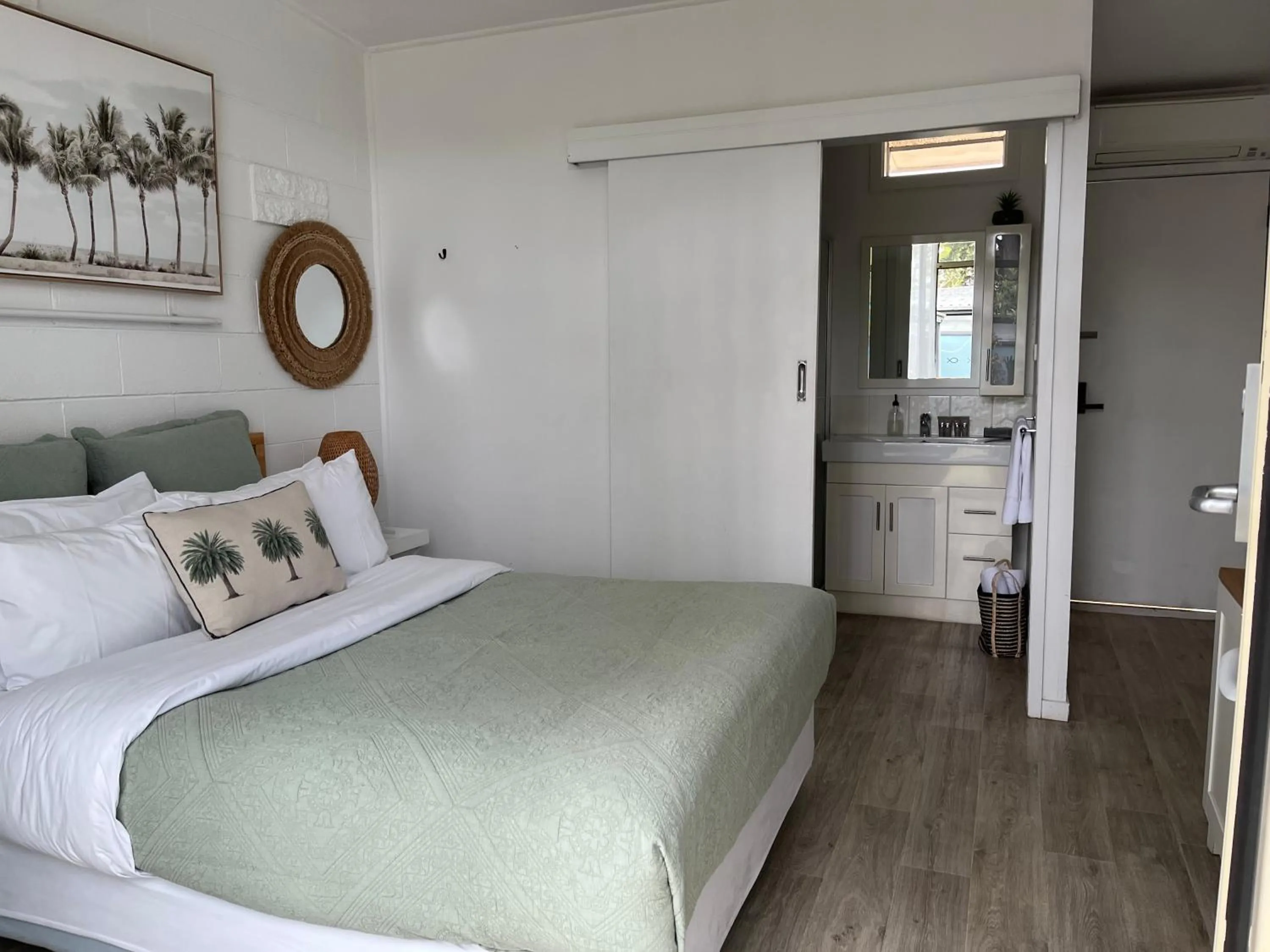 Bed in Peninsula Beach Motel