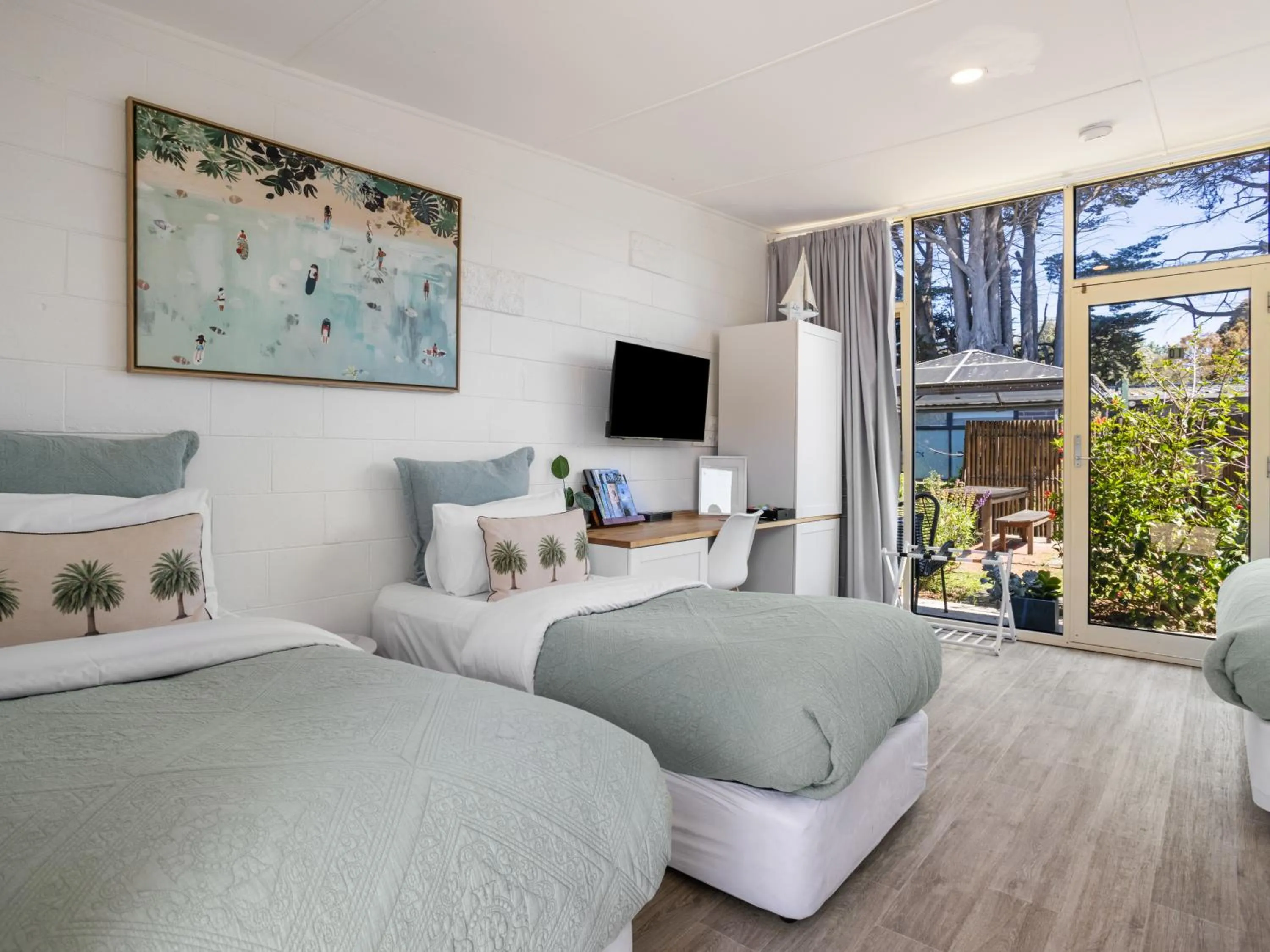 Bed in Peninsula Beach Motel