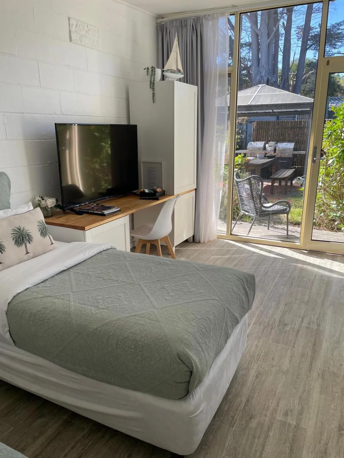 Bed in Peninsula Beach Motel