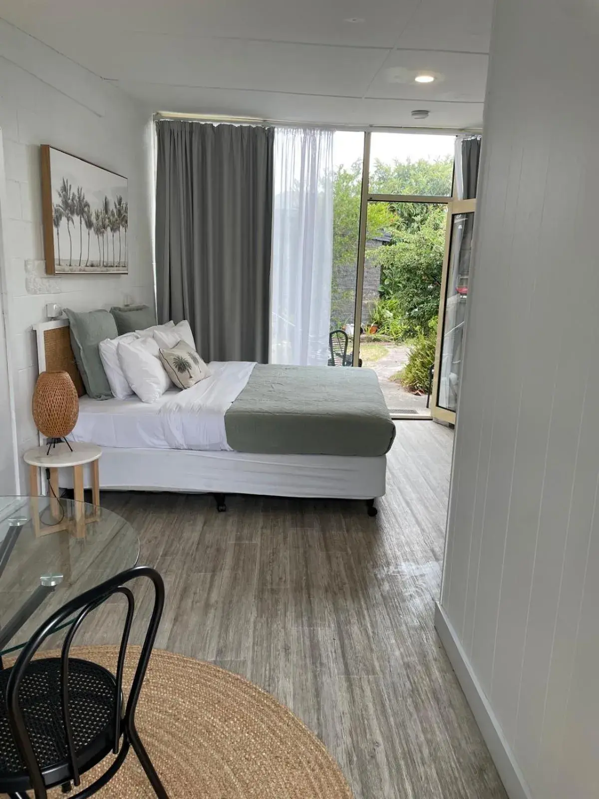 Deluxe King Room in Peninsula Beach Motel Deluxe King Room in Peninsula Beach Motel