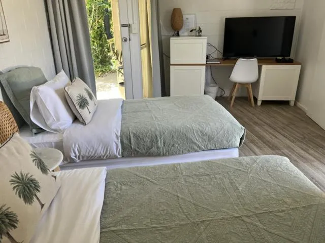 Bed in Peninsula Beach Motel