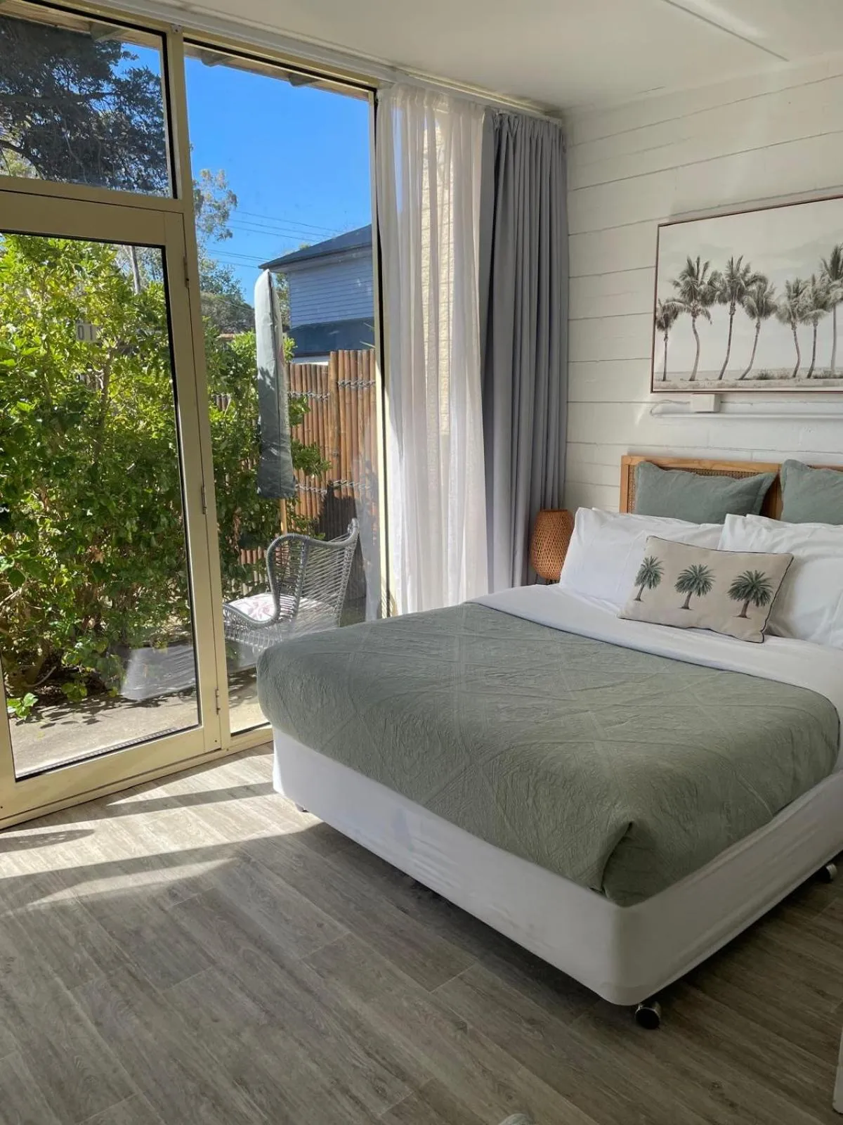 Bed in Peninsula Beach Motel