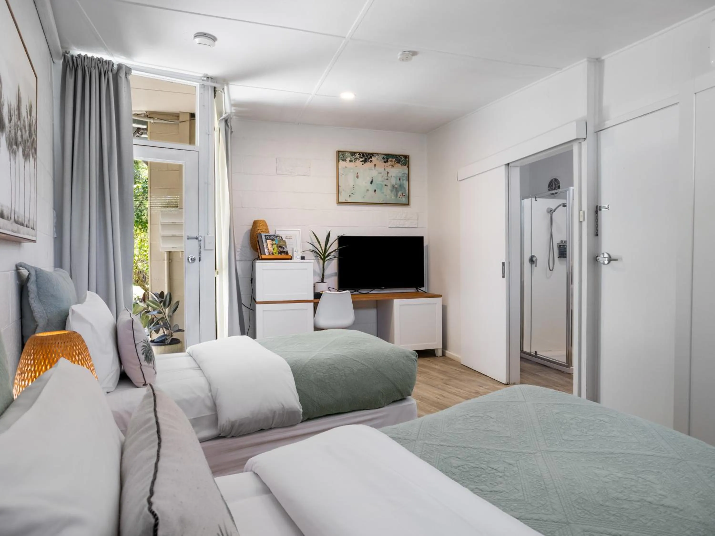 Bed in Peninsula Beach Motel