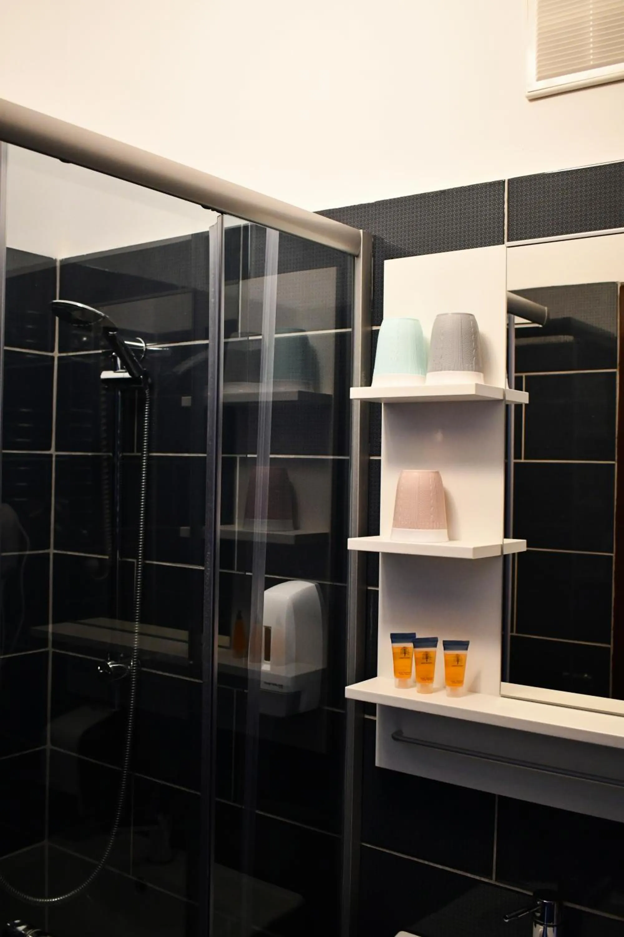 Bathroom in BedRooms Piotrkowska 64