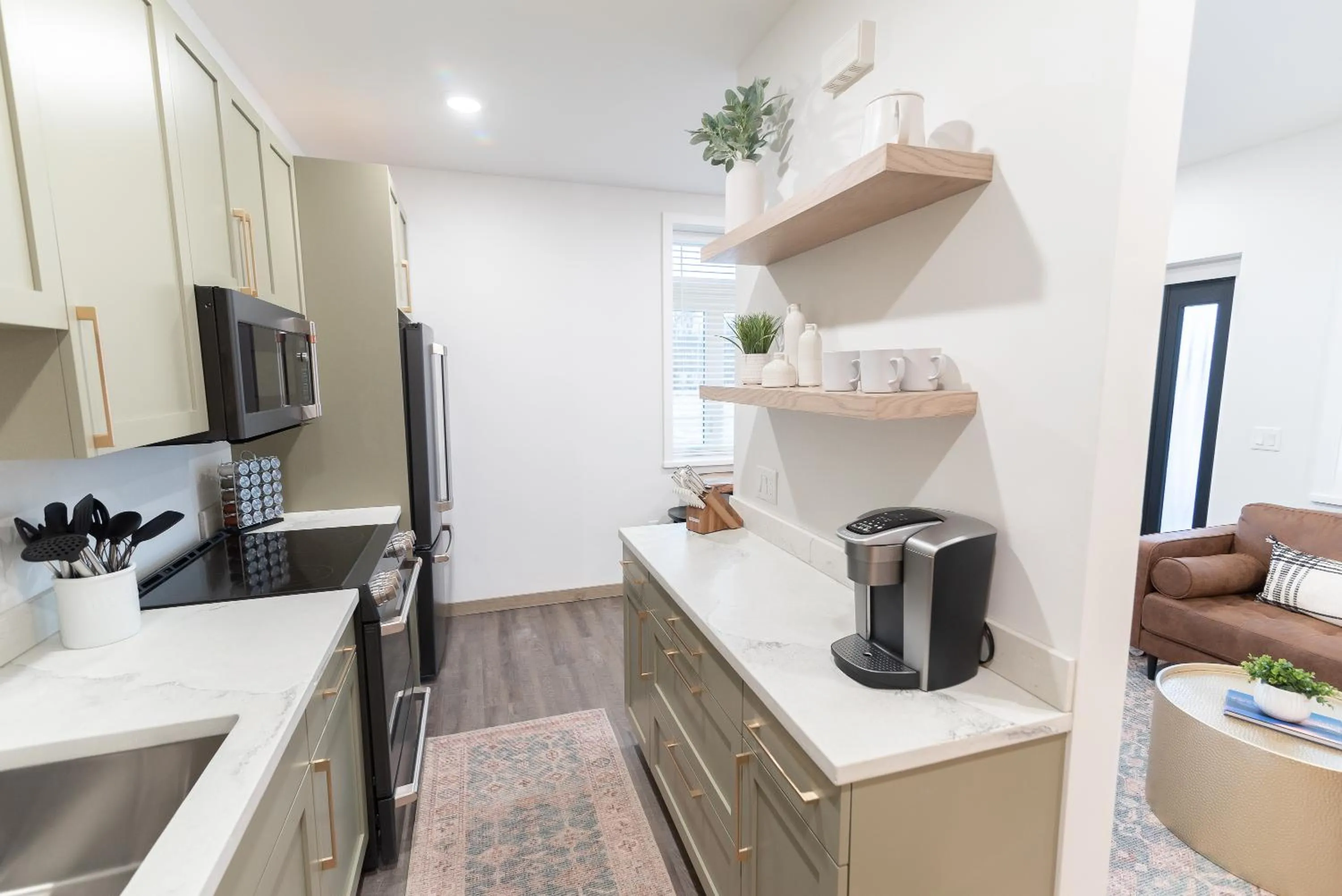Coffee/tea facilities in Colony Suites