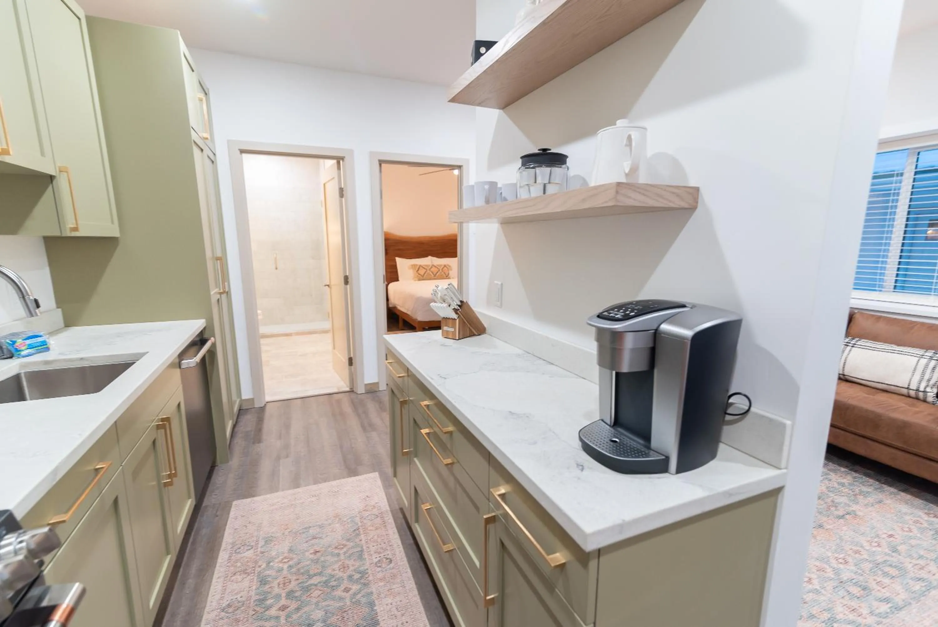 Coffee/tea facilities, Bed in Colony Suites