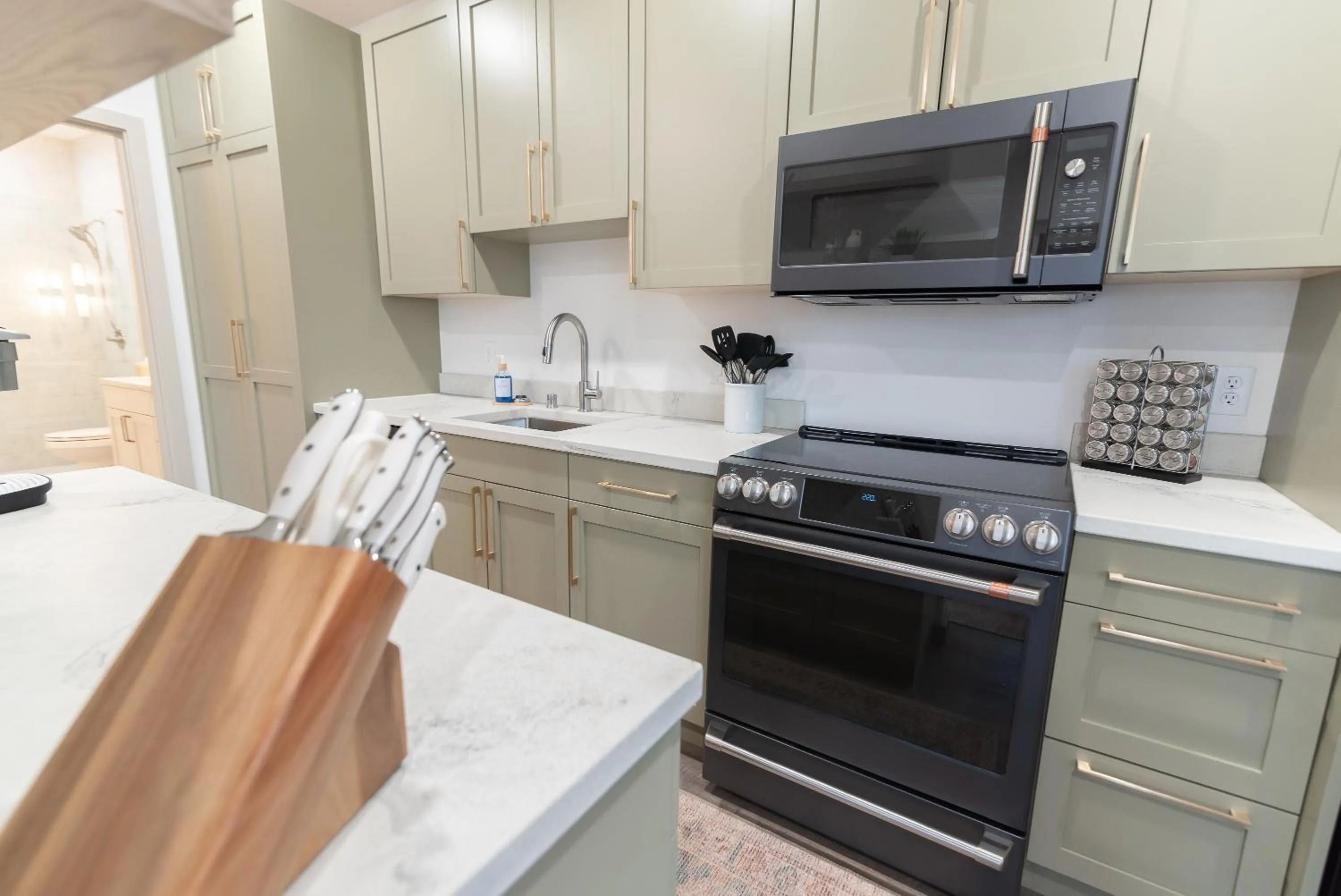 Kitchen or kitchenette in Colony Suites
