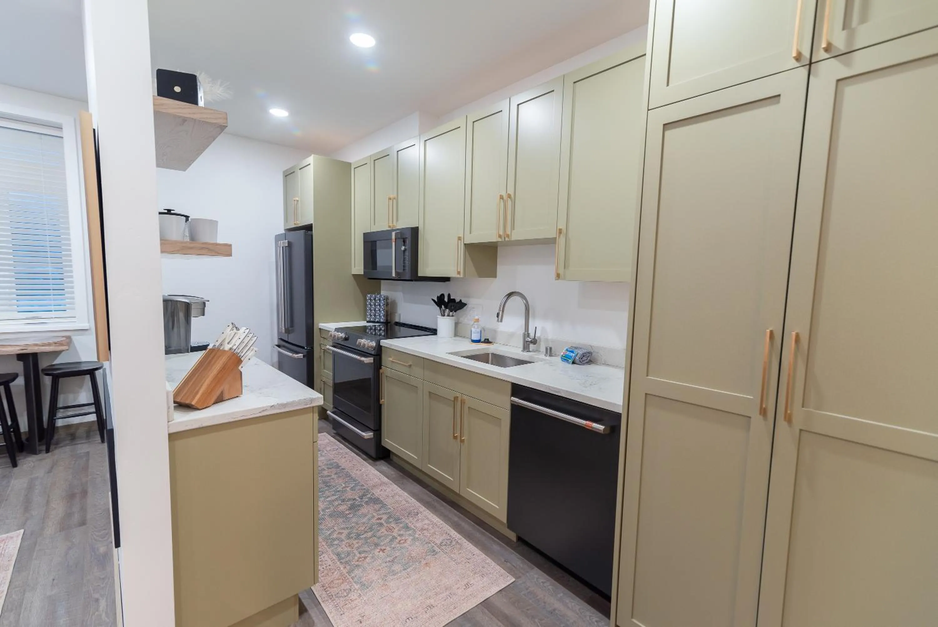 Kitchen or kitchenette in Colony Suites