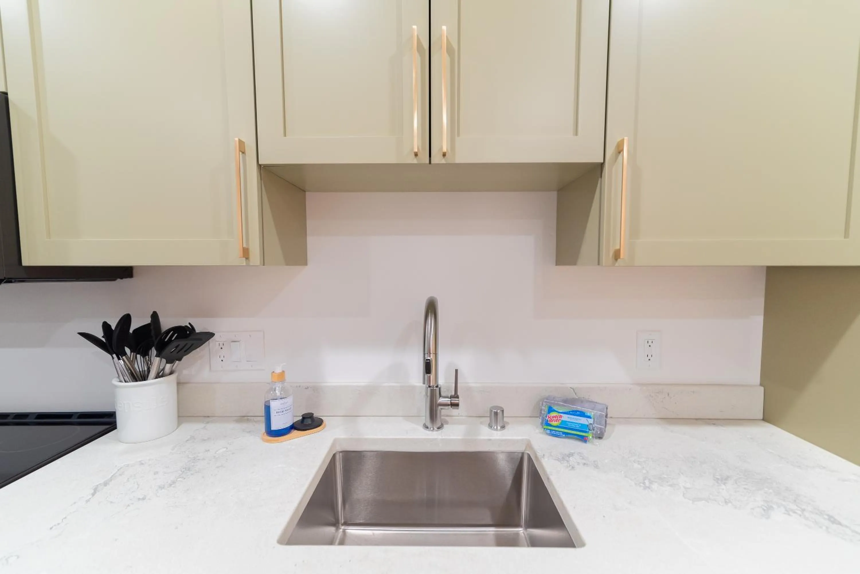 Kitchen or kitchenette in Colony Suites