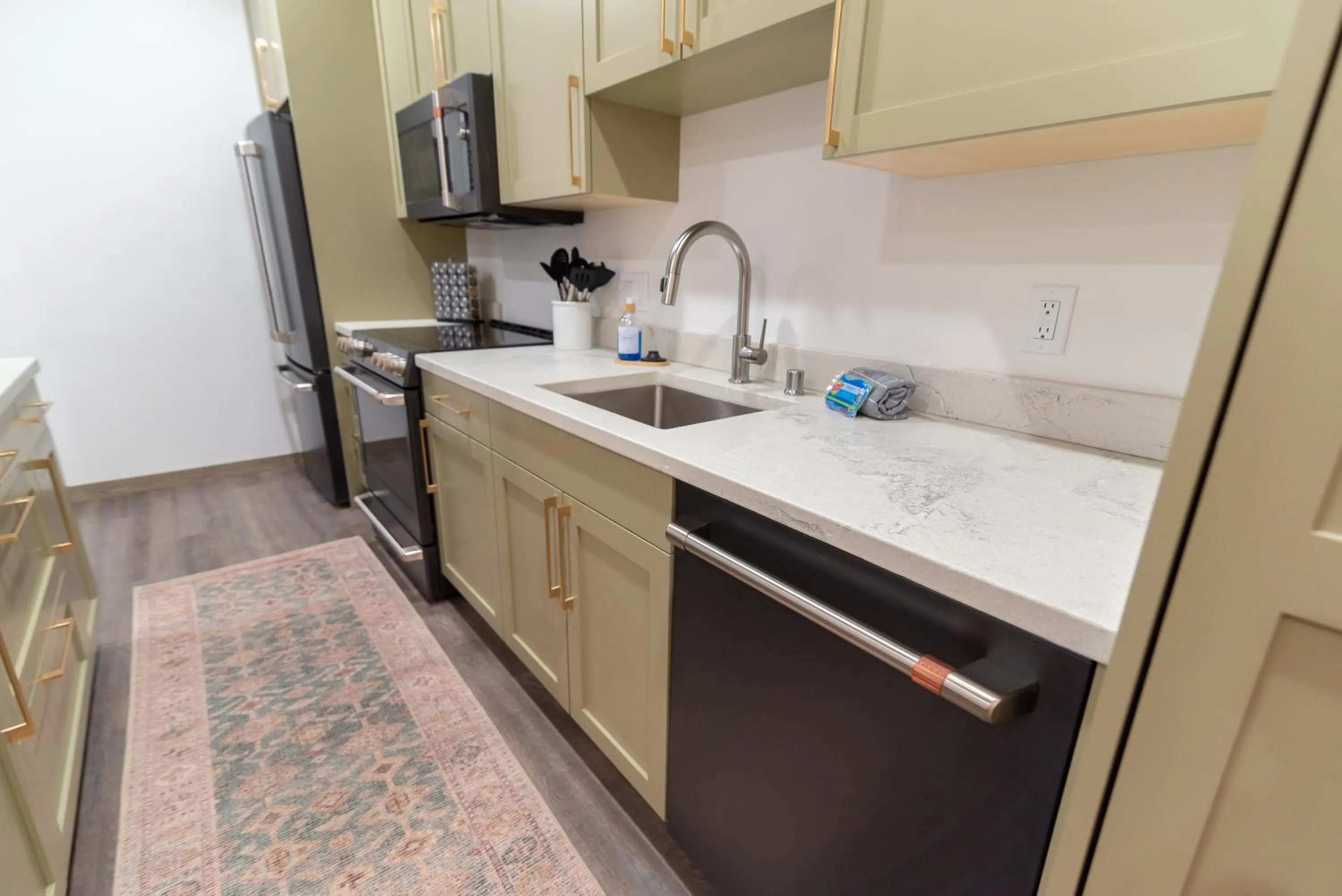Kitchen or kitchenette in Colony Suites