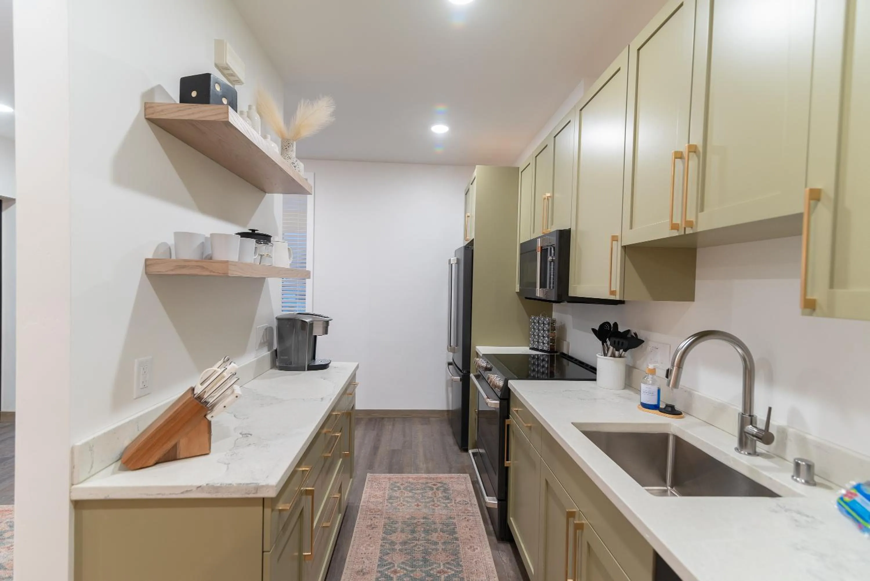 Coffee/tea facilities in Colony Suites