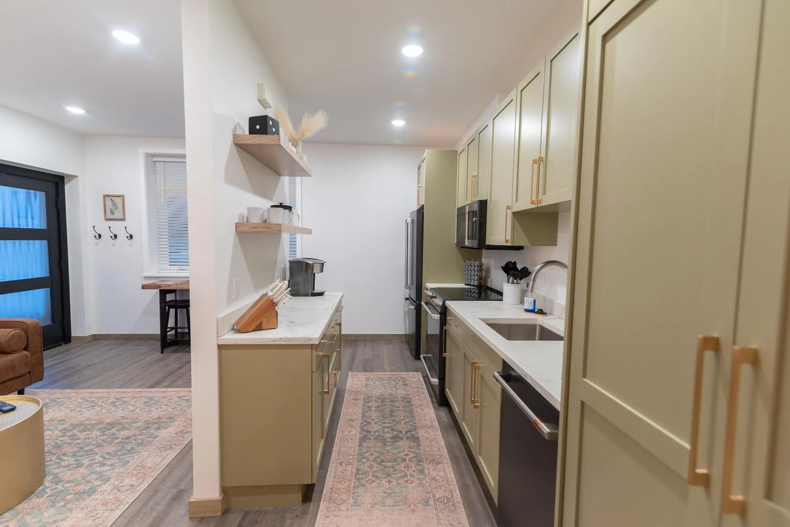 Kitchen or kitchenette in Colony Suites