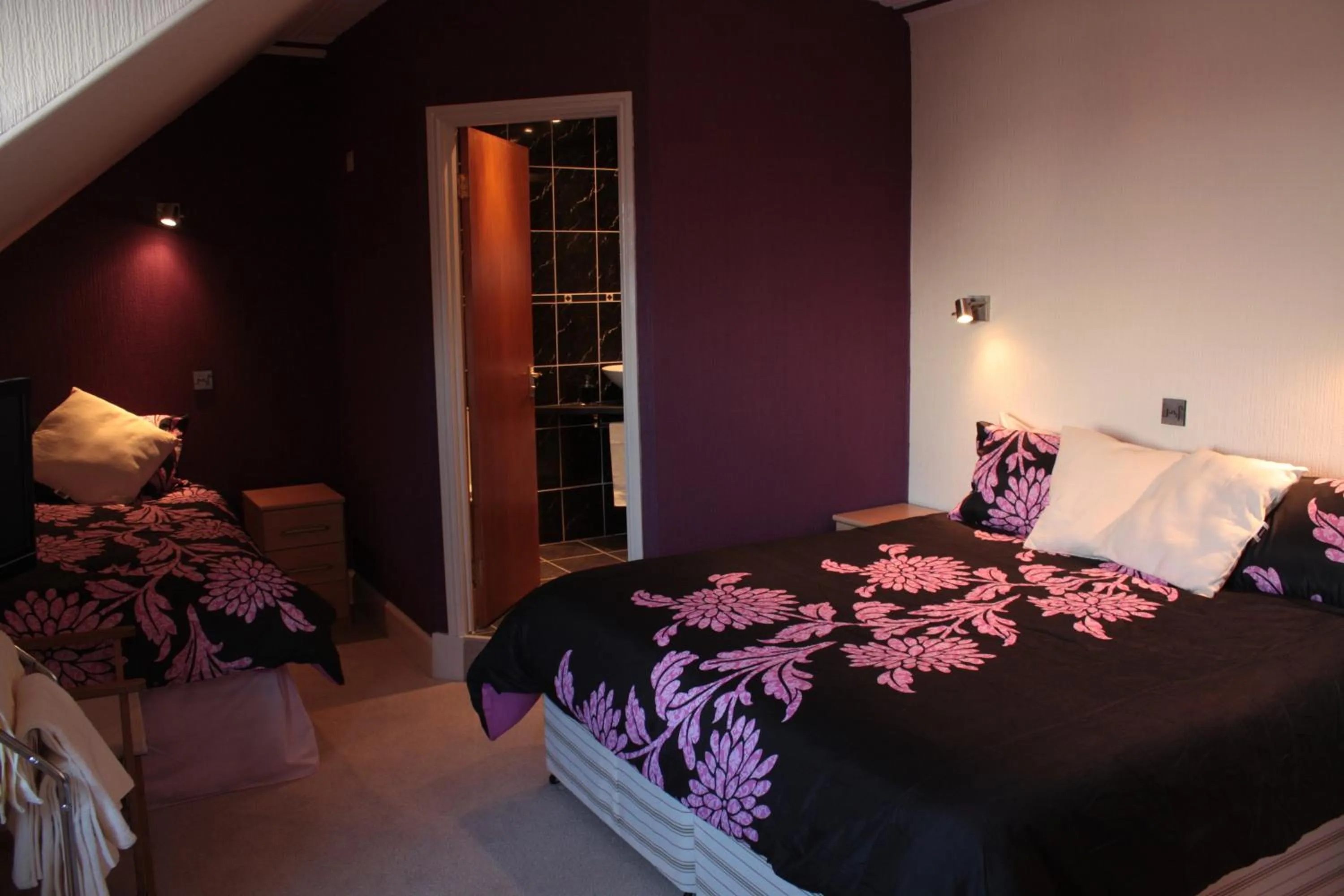 Photo of the whole room, Bed in Harbour House Bed & Breakfast - Wick