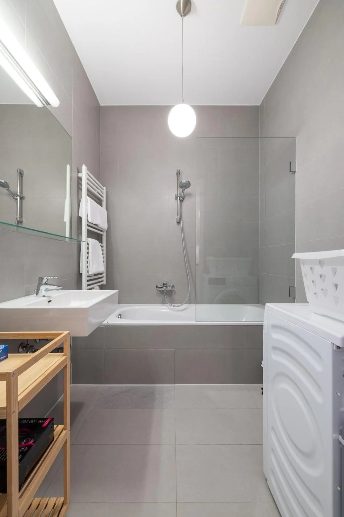 Shower, Bed in My Home in Vienna - Smart Apartments - Landstraße
