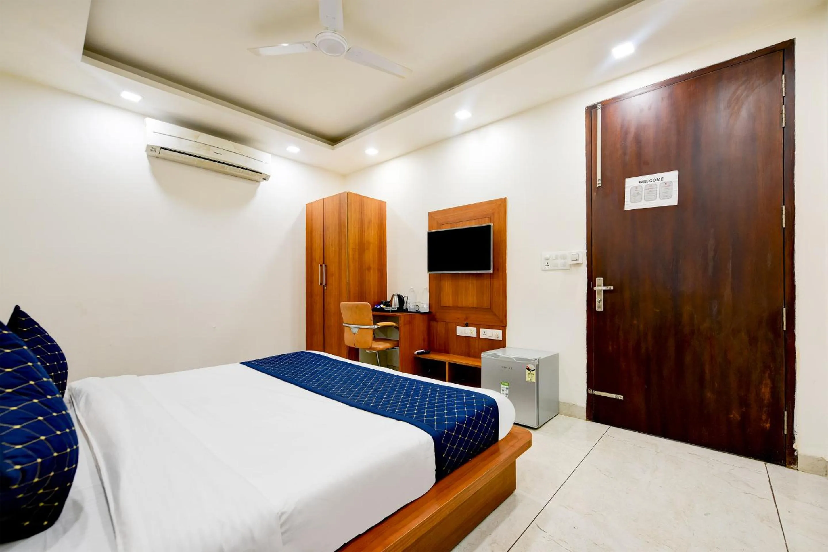 Bed in Hotel Leaf 9 Boutique, Near Golf Course Road and Galleria Market