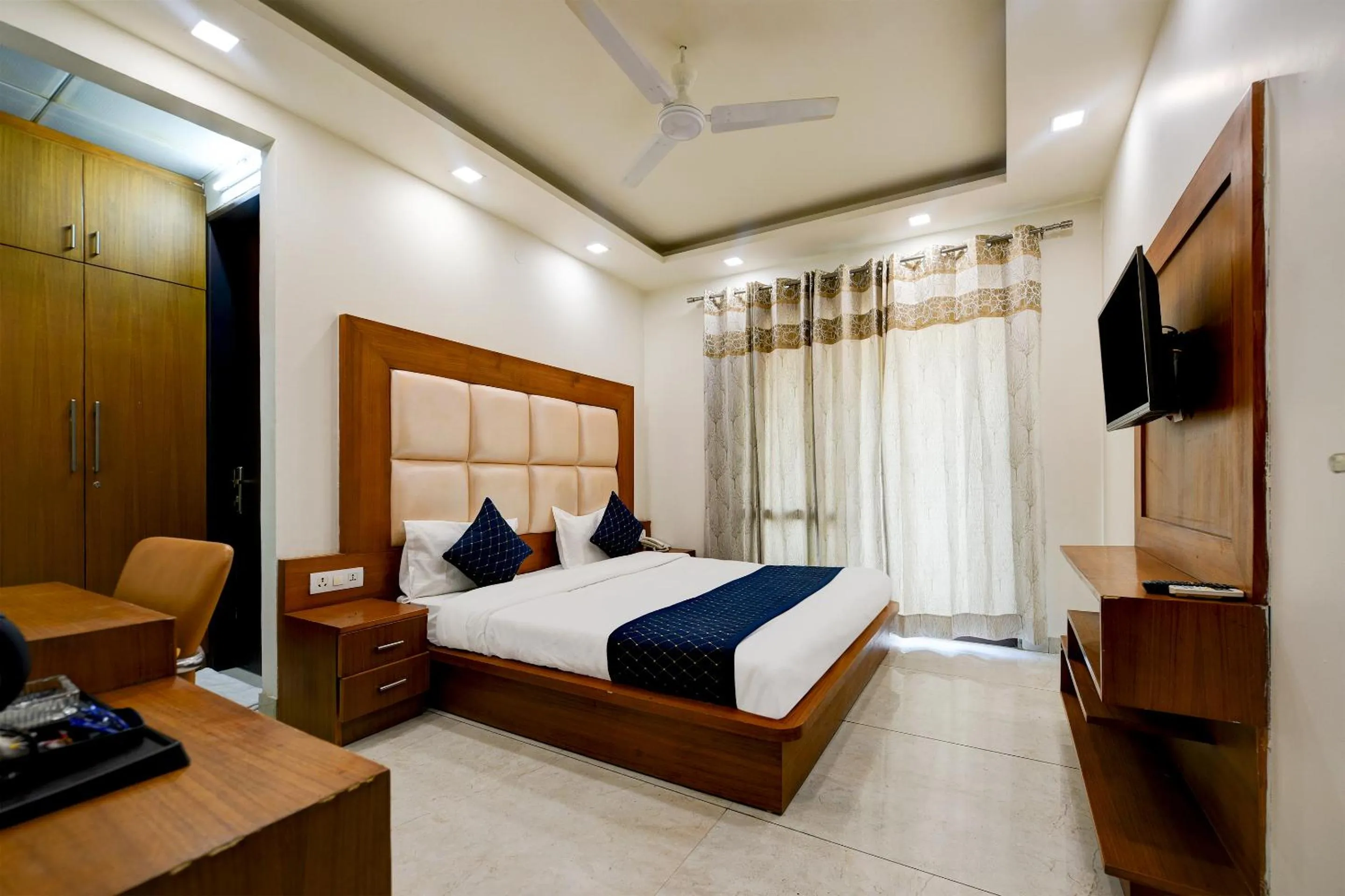 Bed in Hotel Leaf 9 Boutique, Near Golf Course Road and Galleria Market