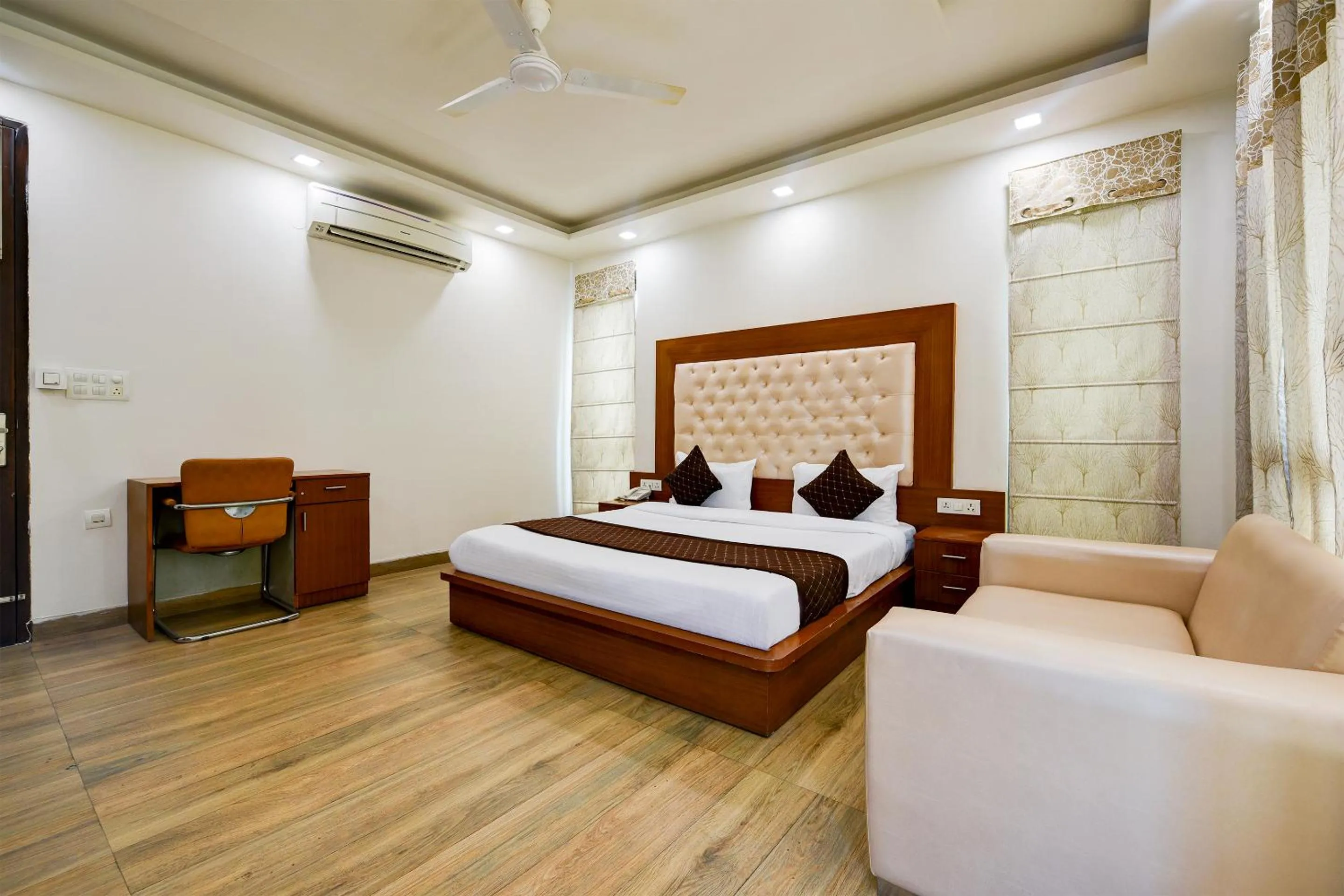 Bed in Hotel Leaf 9 Boutique, Near Golf Course Road and Galleria Market