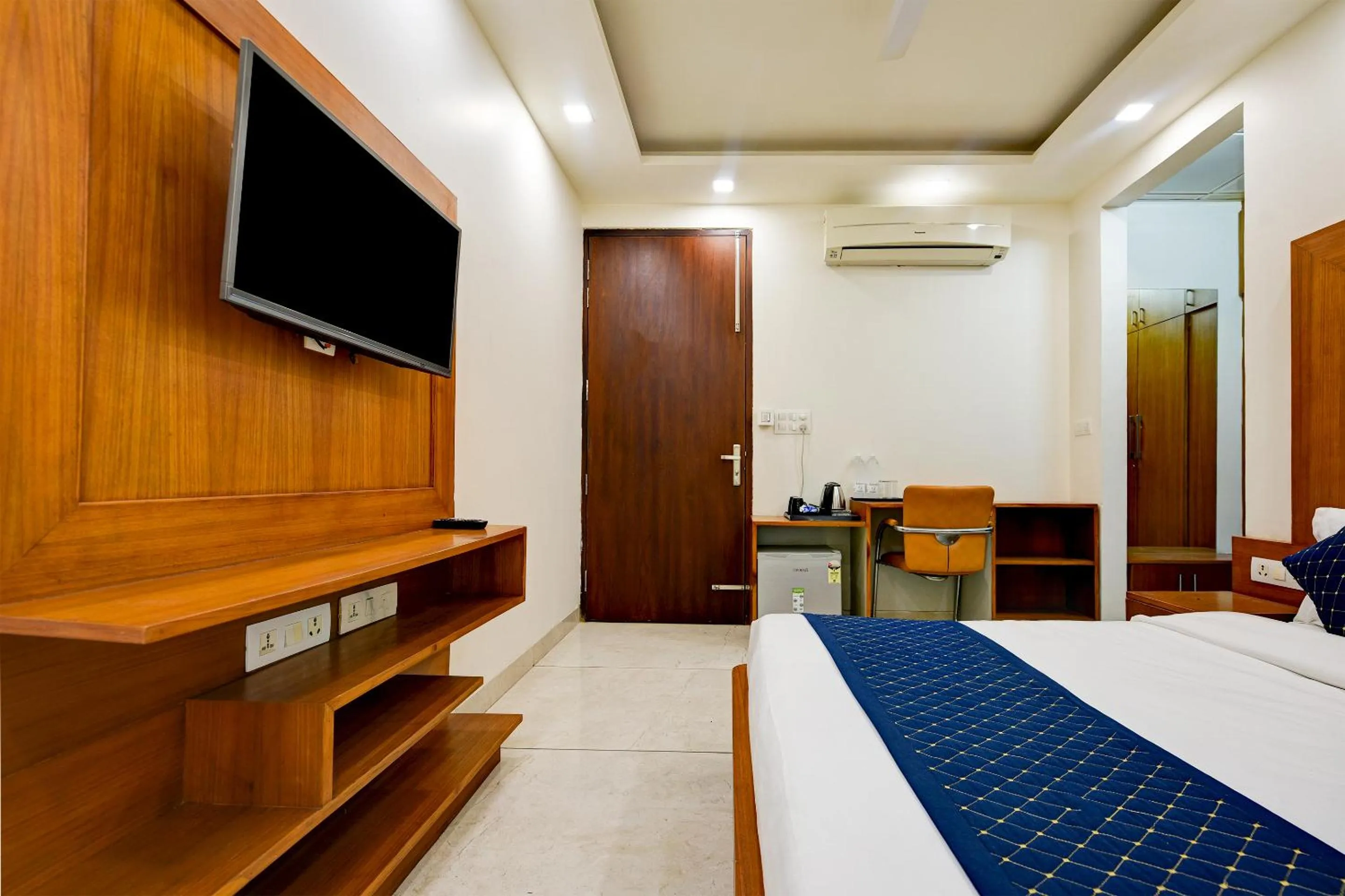 Bed in Hotel Leaf 9 Boutique, Near Golf Course Road and Galleria Market