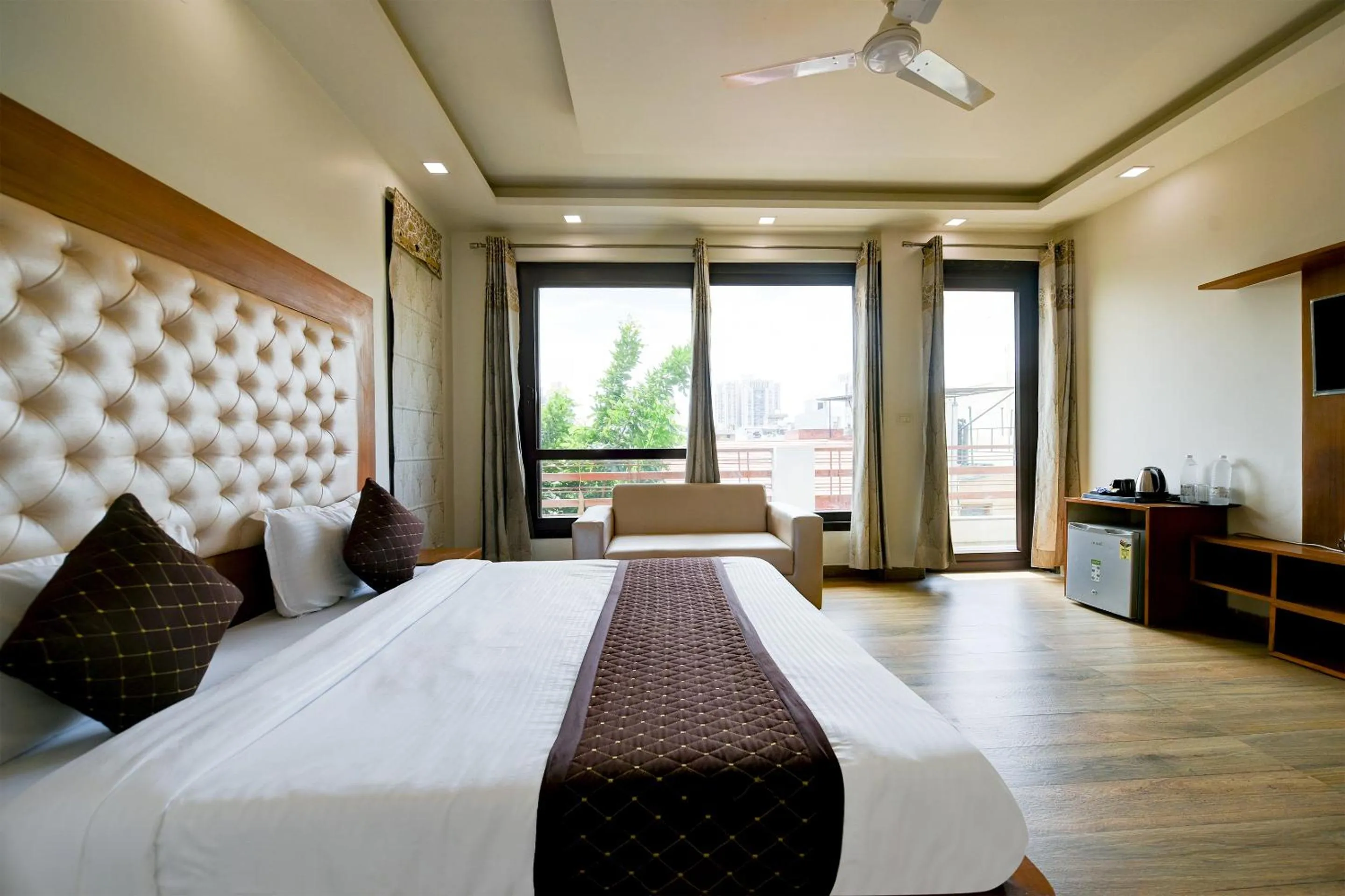 Bed in Hotel Leaf 9 Boutique, Near Golf Course Road and Galleria Market