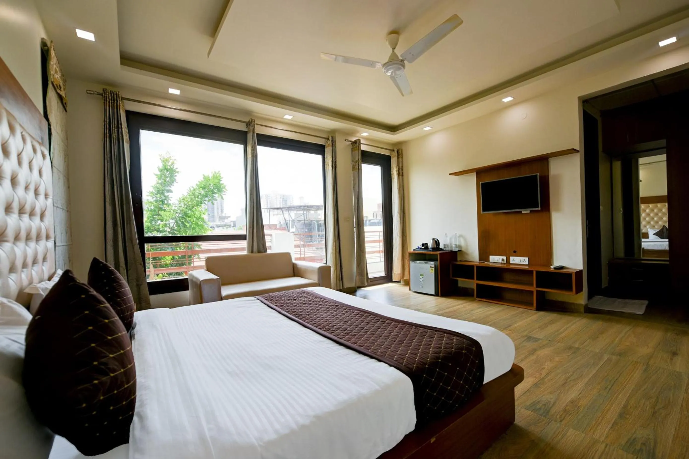 Bed in Hotel Leaf 9 Boutique, Near Golf Course Road and Galleria Market