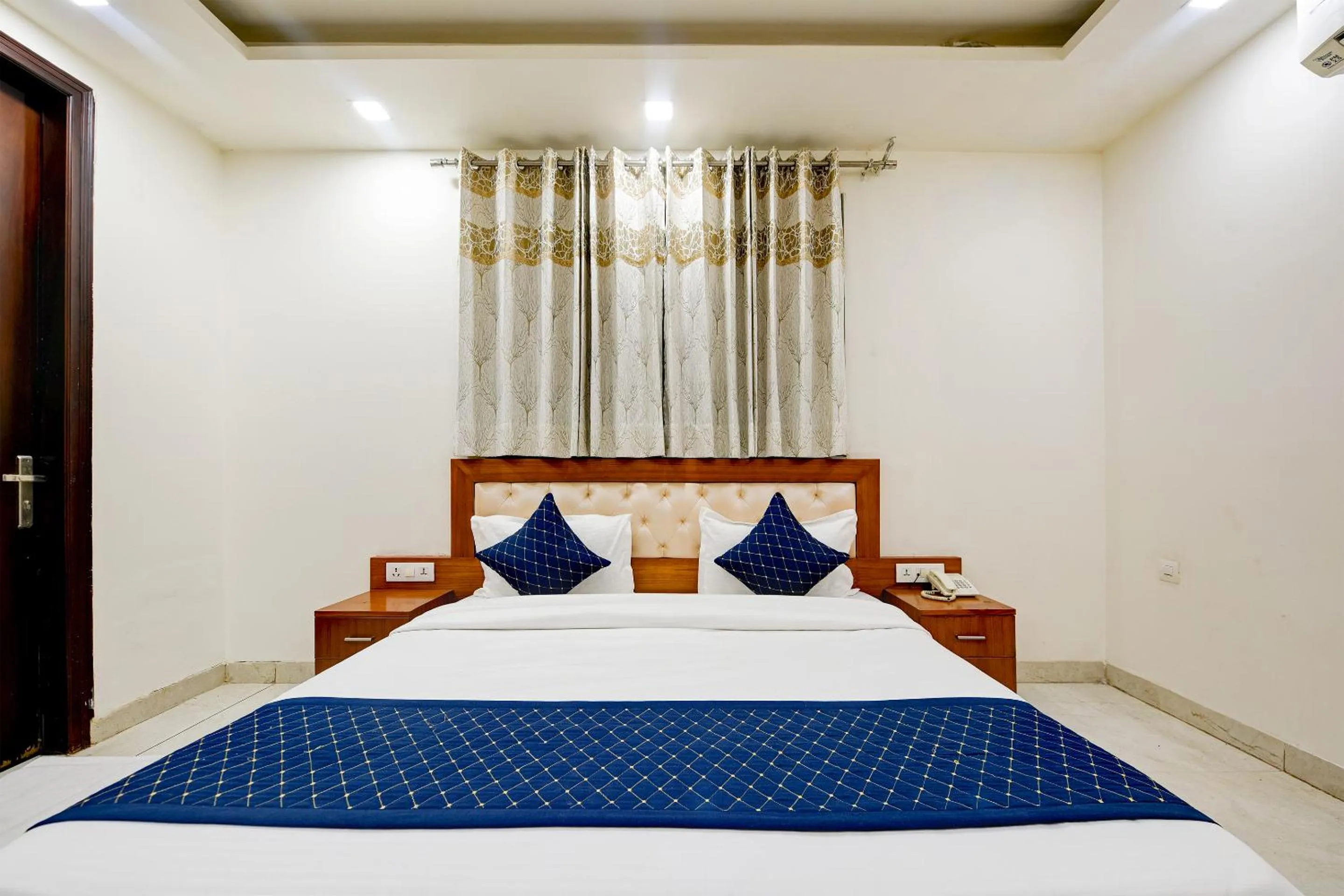 Bed in Hotel Leaf 9 Boutique, Near Golf Course Road and Galleria Market