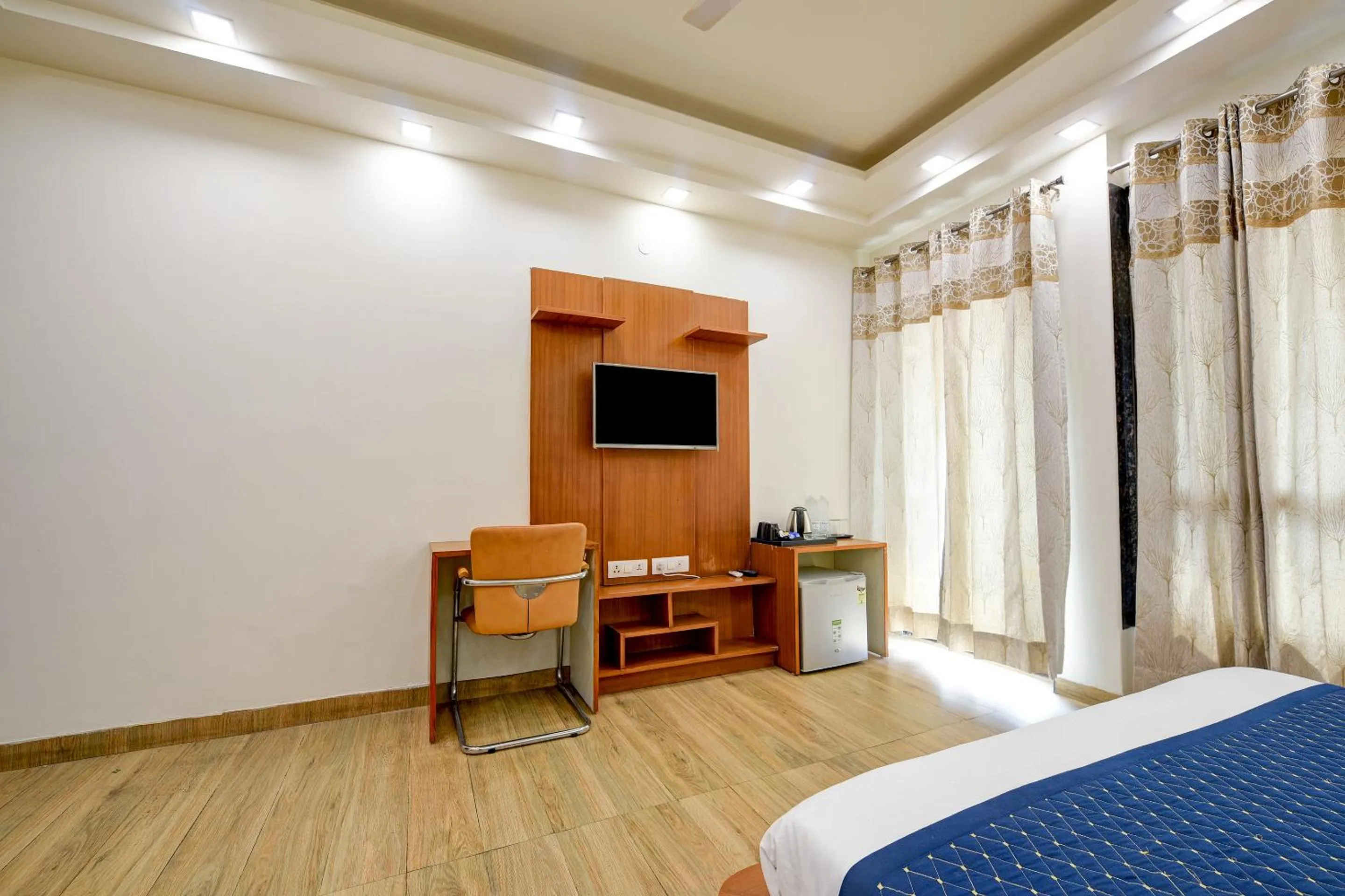 Bed in Hotel Leaf 9 Boutique, Near Golf Course Road and Galleria Market