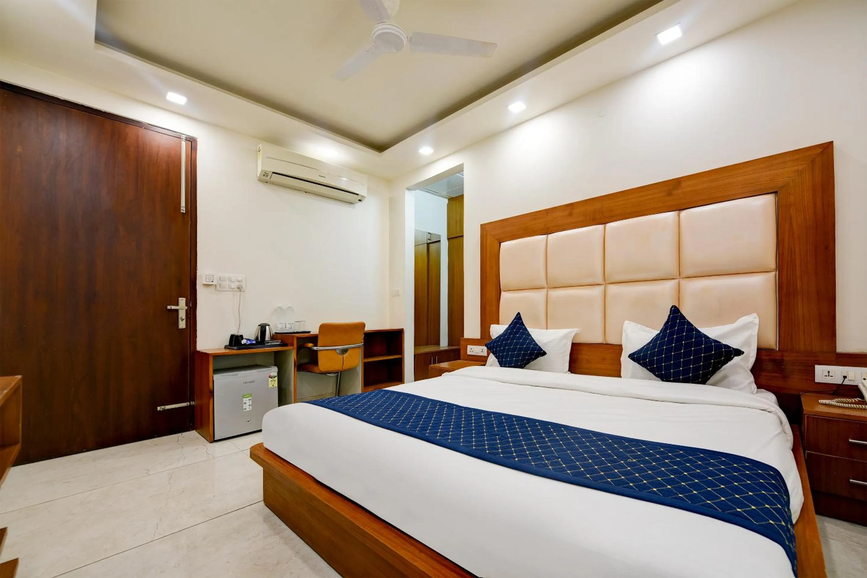 Bed in Hotel Leaf 9 Boutique, Near Golf Course Road and Galleria Market