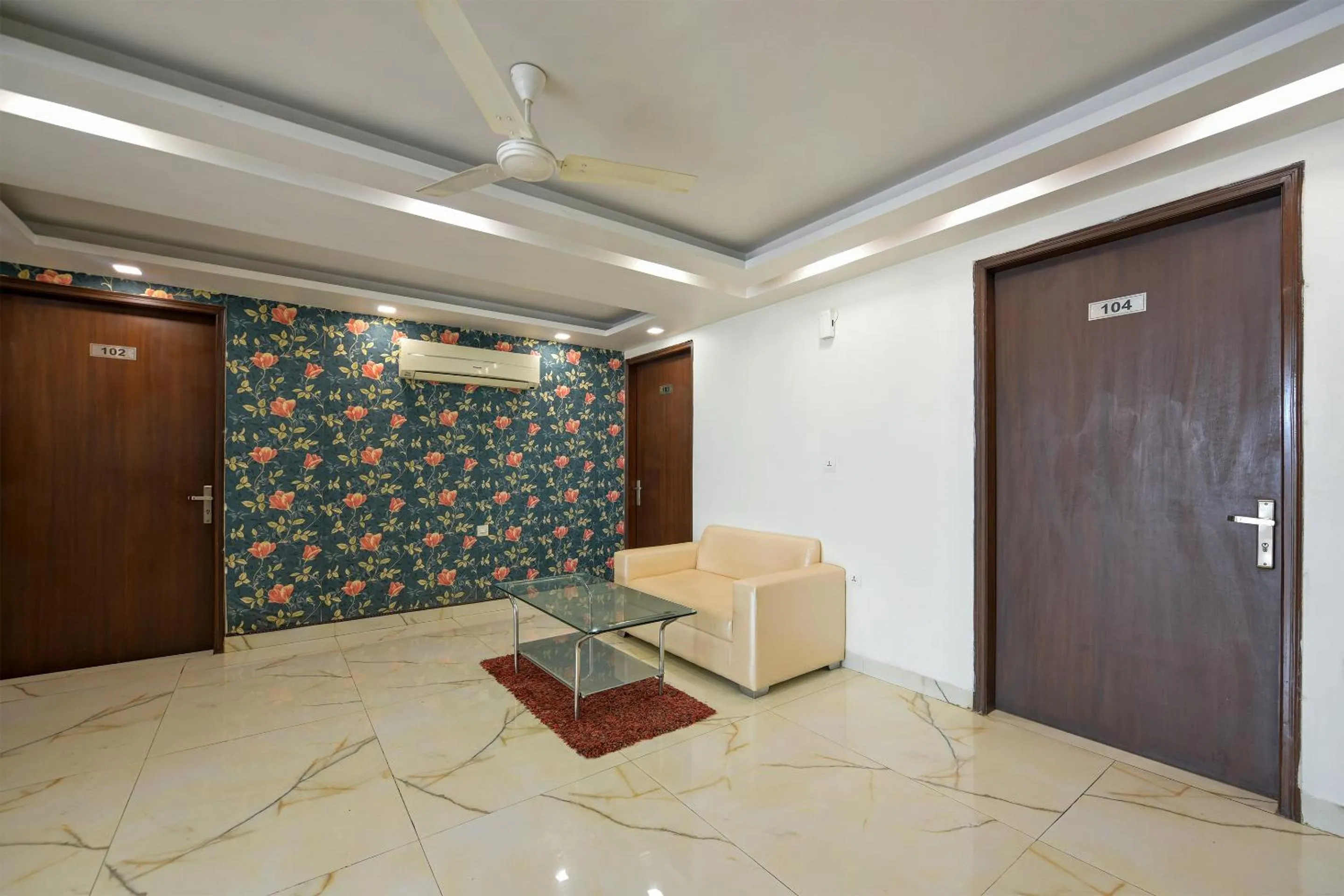 Seating area in Hotel Leaf 9 Boutique, Near Golf Course Road and Galleria Market