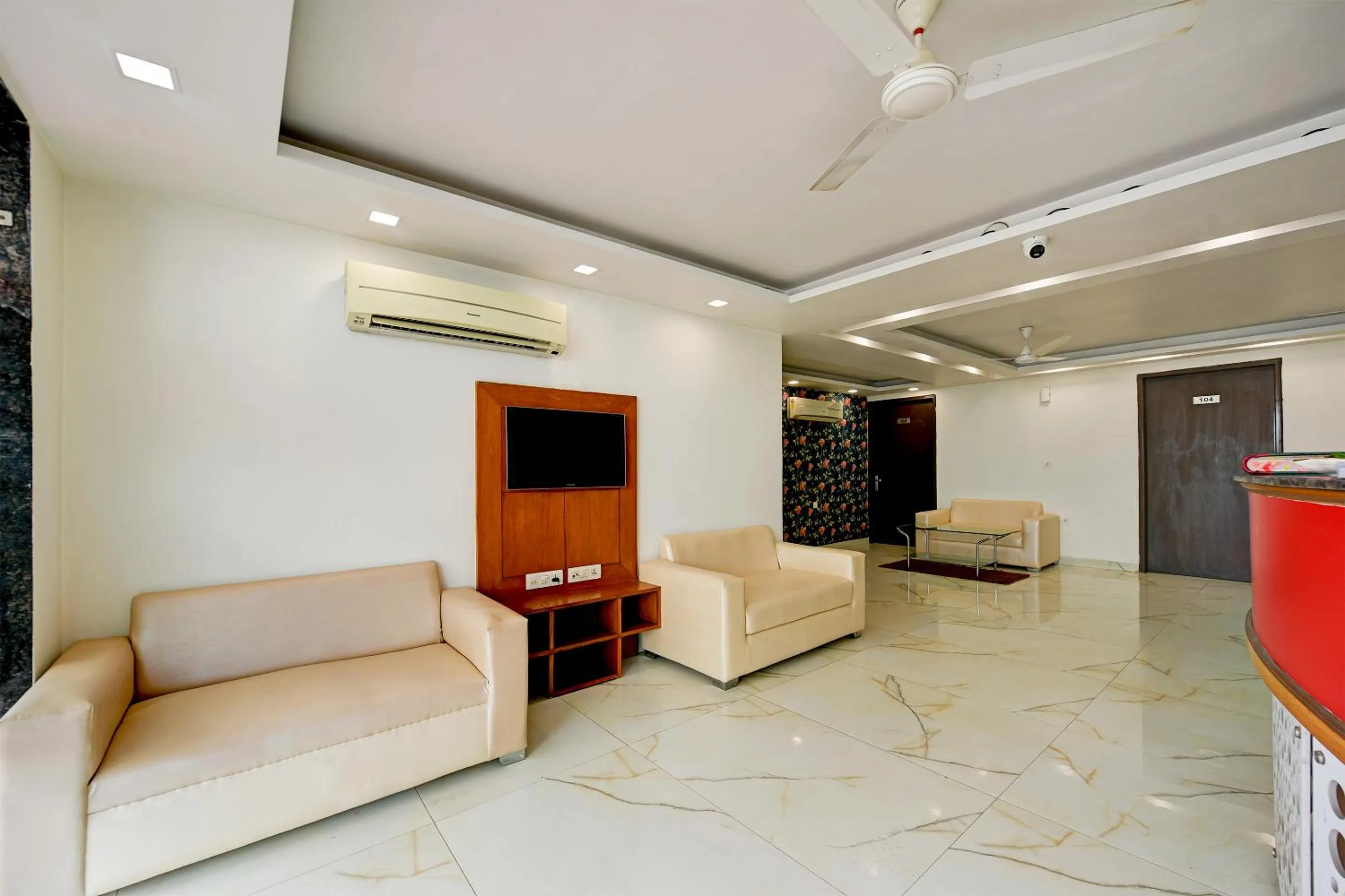 Lobby or reception in Hotel Leaf 9 Boutique, Near Golf Course Road and Galleria Market