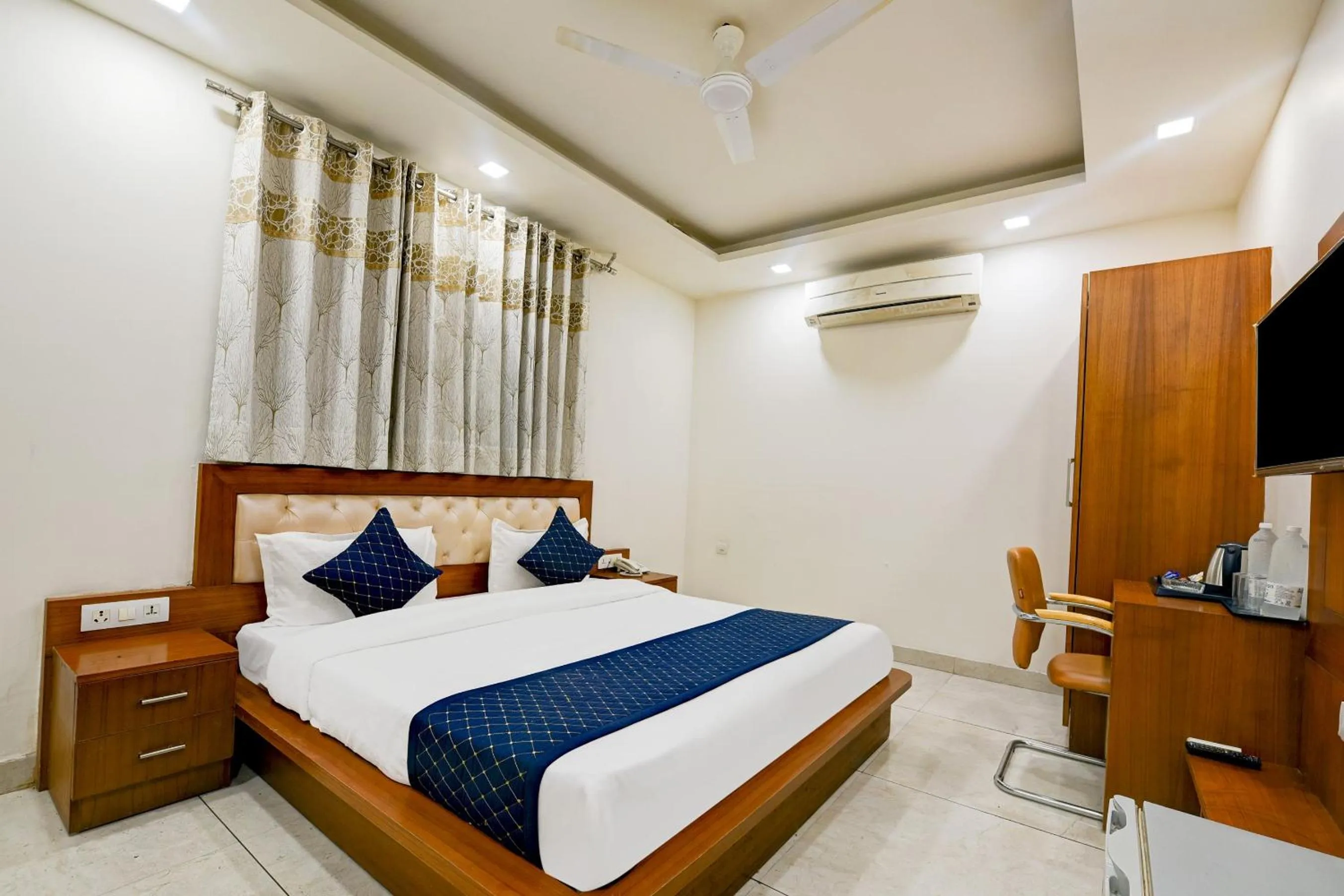 Bed in Hotel Leaf 9 Boutique, Near Golf Course Road and Galleria Market