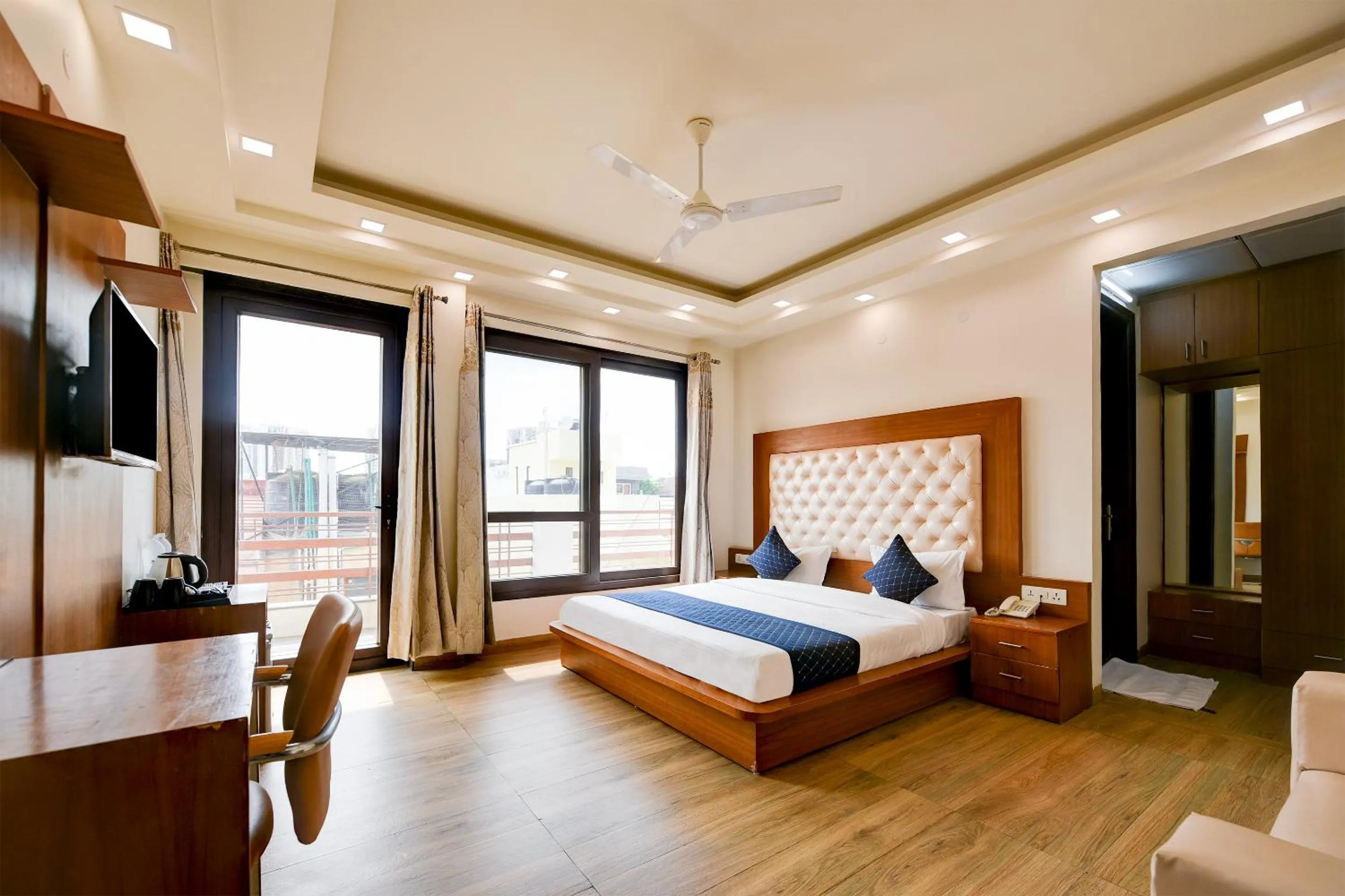 Bed in Hotel Leaf 9 Boutique, Near Golf Course Road and Galleria Market