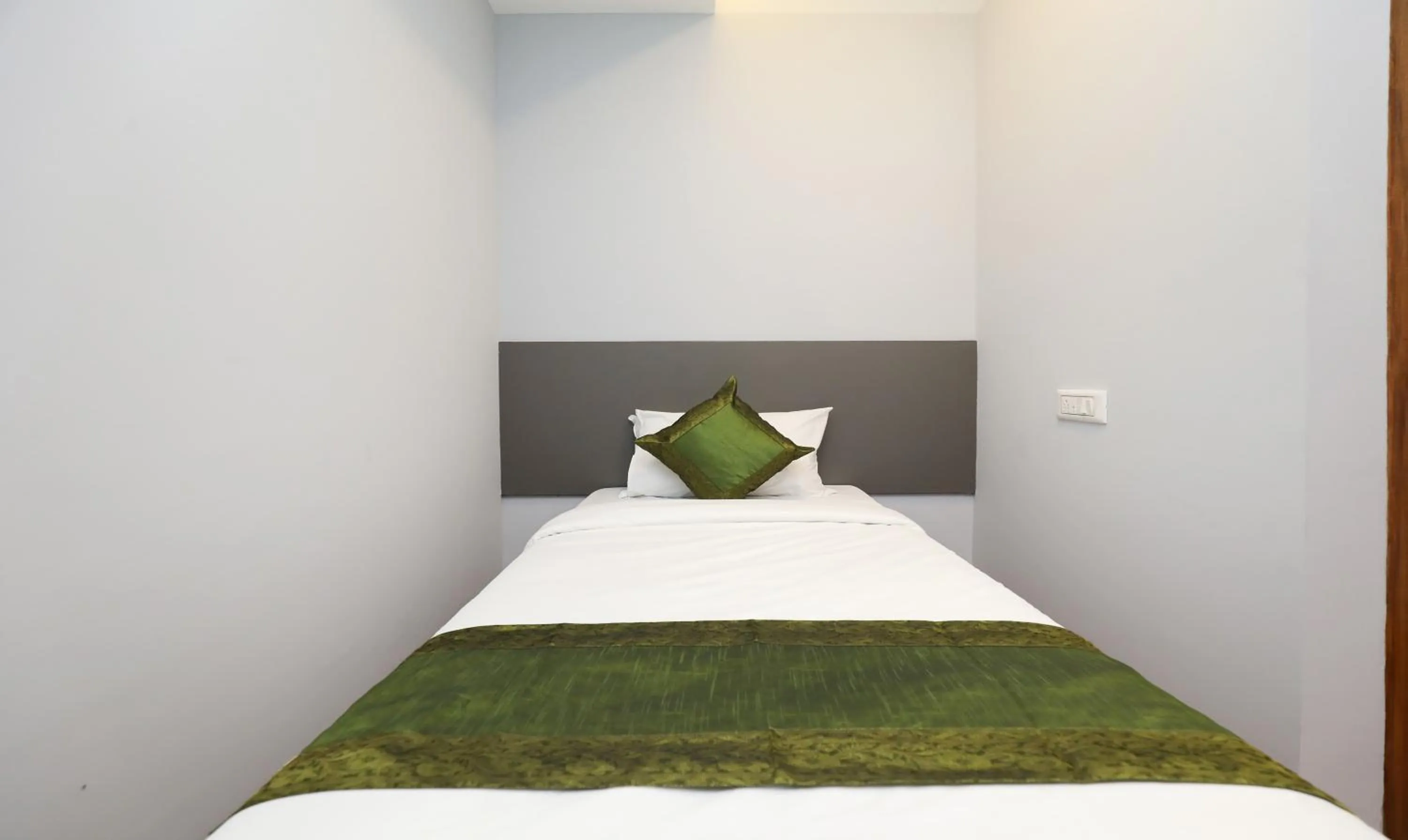 Bedroom, Bed in Treebo Apple Villa