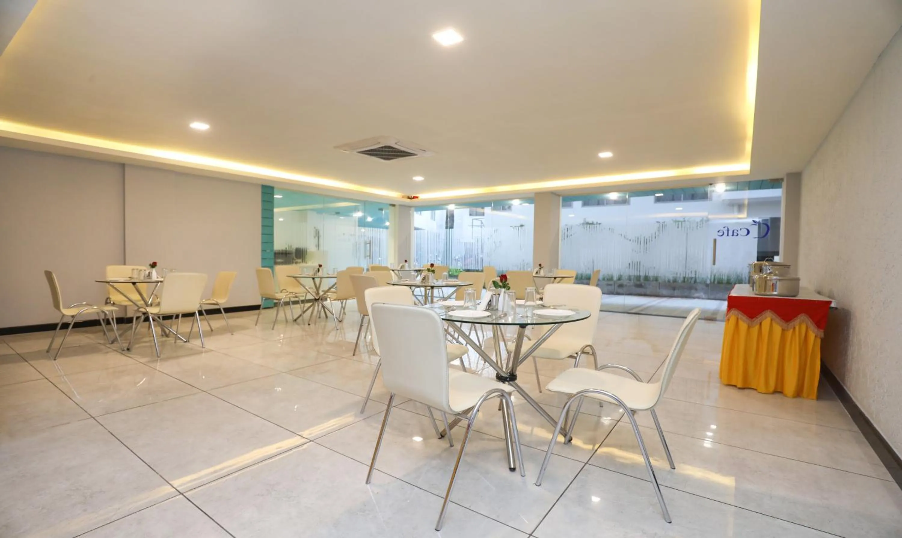 Restaurant/places to eat in Treebo Apple Villa