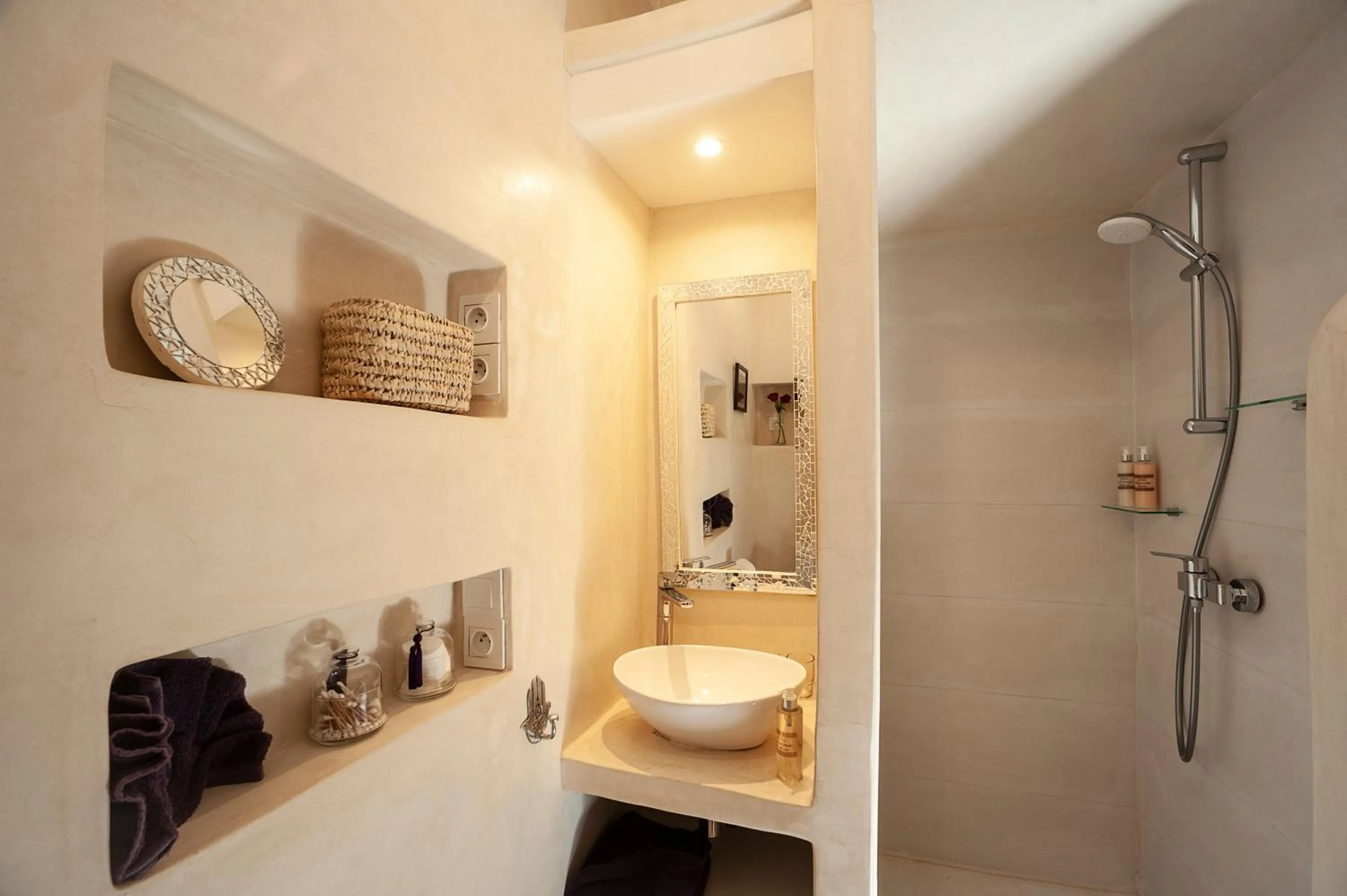 Shower in Riad Boussa