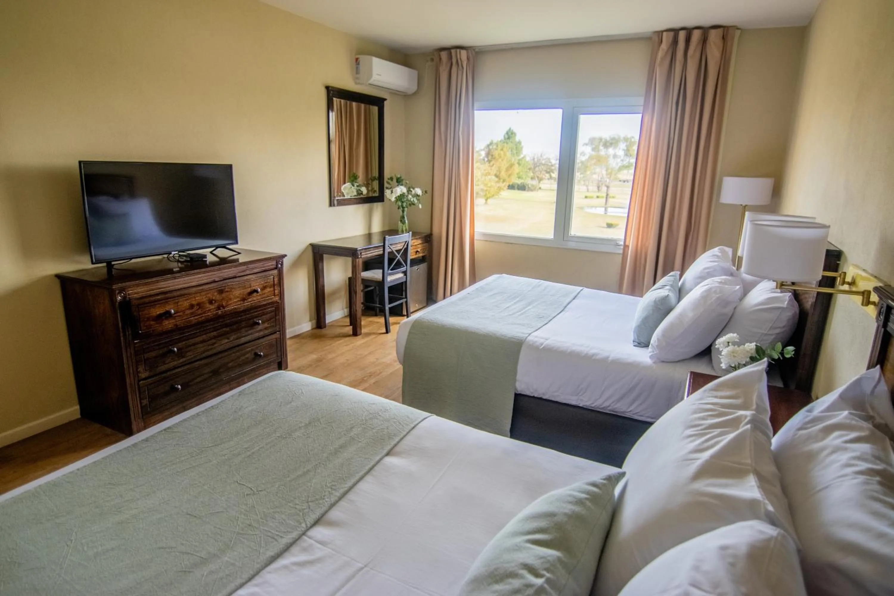 Bed in Wyndham Garden Campana