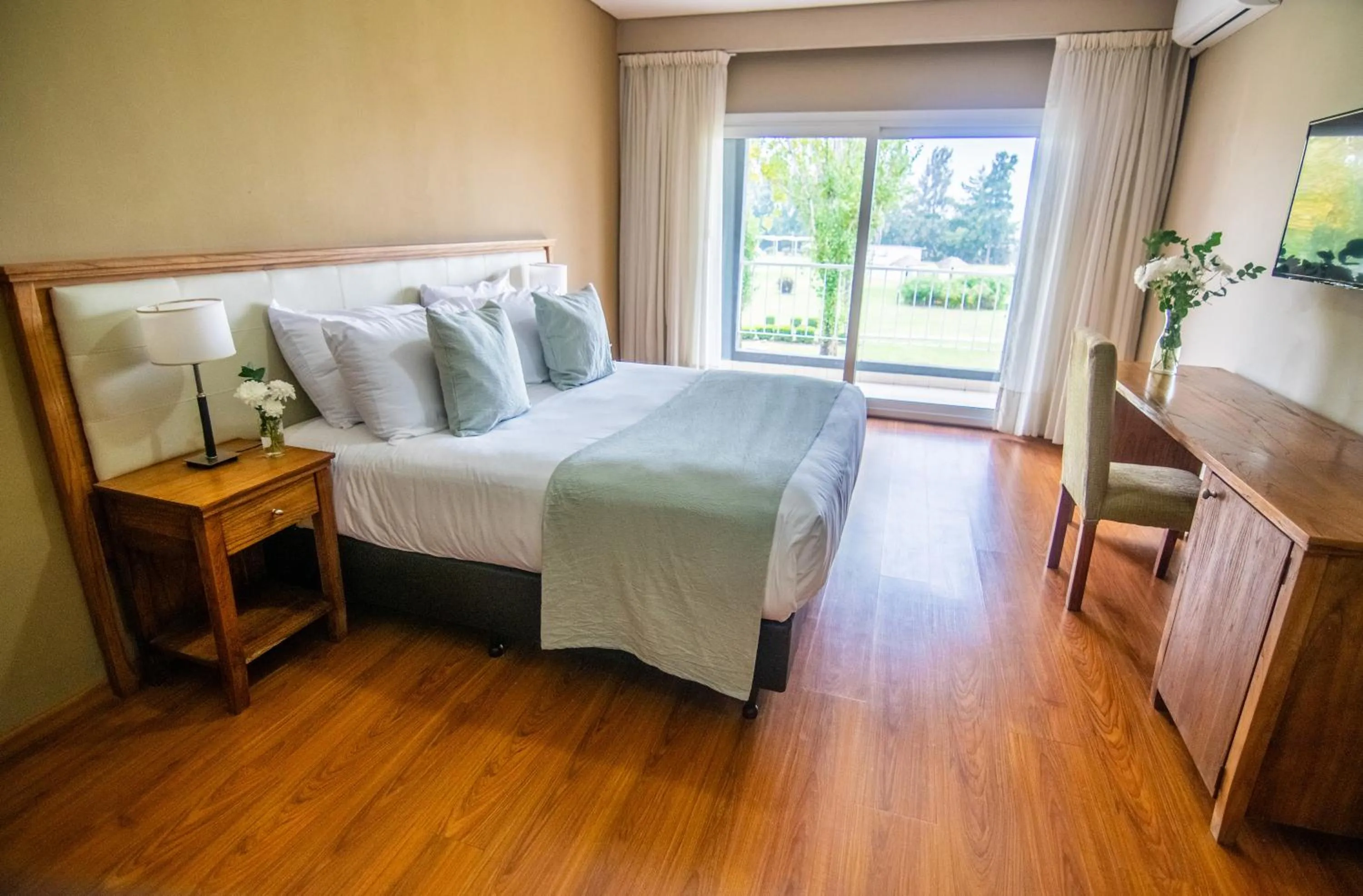 Bed in Wyndham Garden Campana