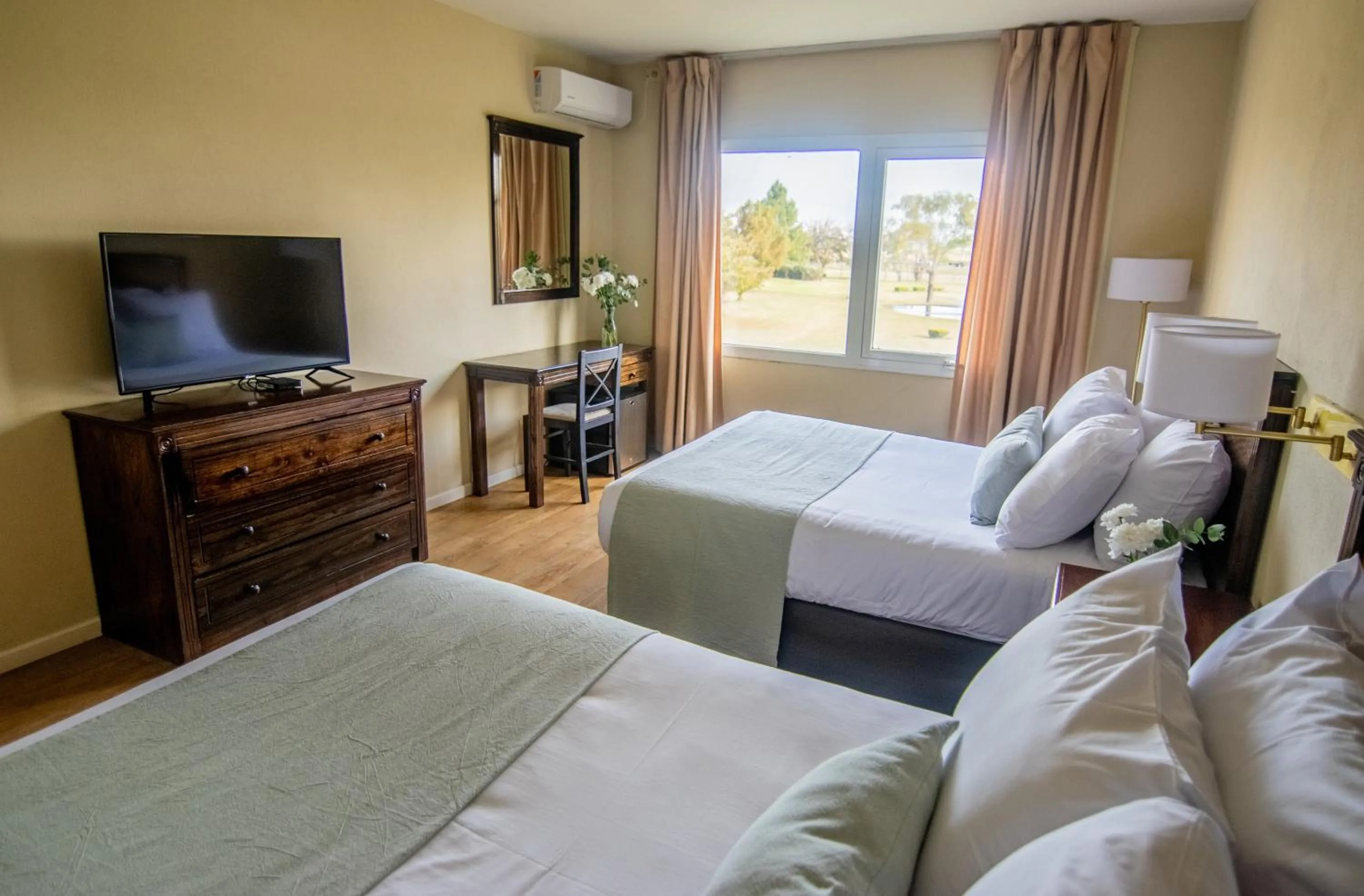 Bed in Wyndham Garden Campana