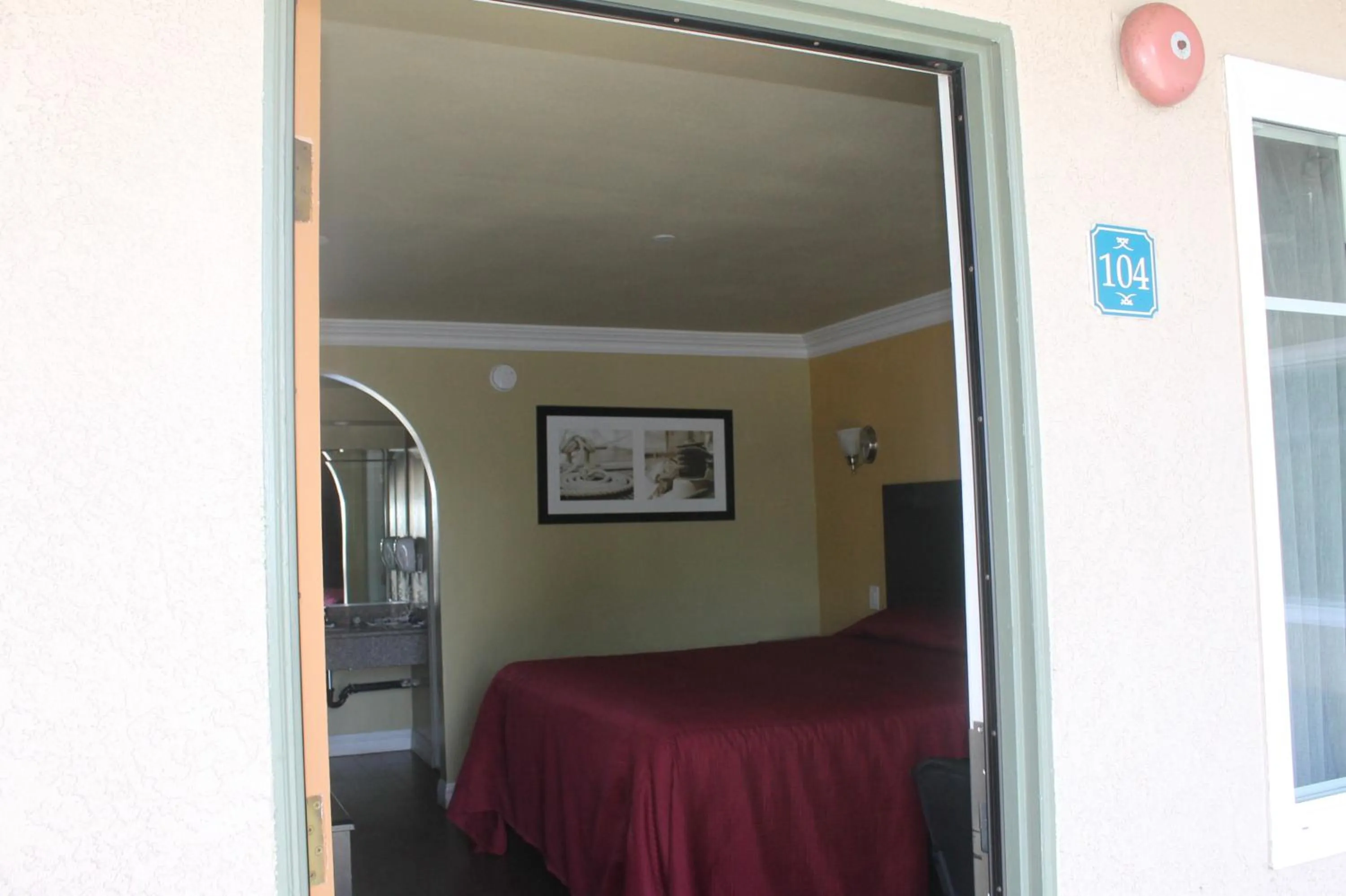 Bed in El Rancho Inn