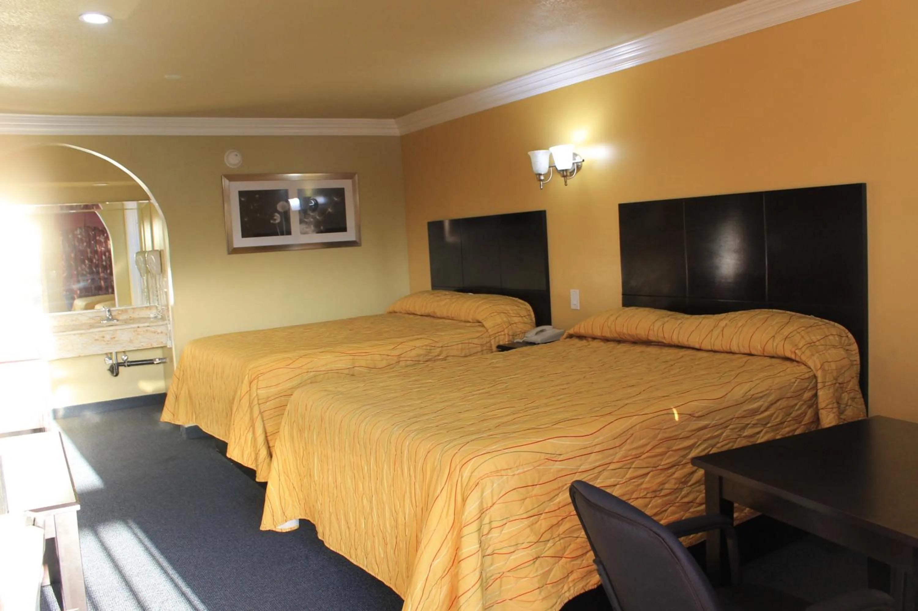 Photo of the whole room, Bed in El Rancho Inn