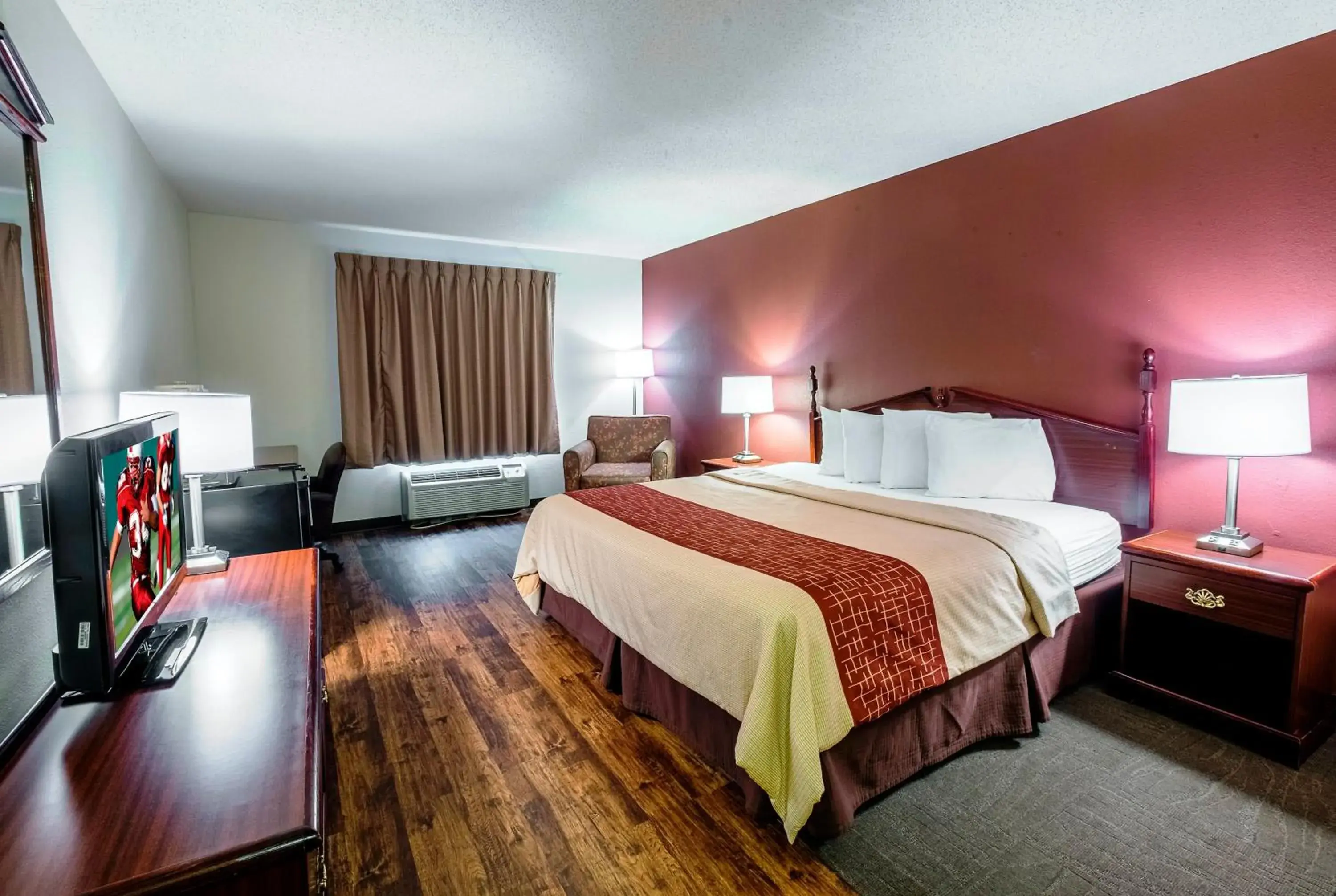 Deluxe King Room - Disability Access/Non-Smoking in Red Roof Inn PLUS+ Danville, KY Deluxe King Room - Disability Access/Non-Smoking in Red Roof Inn PLUS+ Danville, KY
