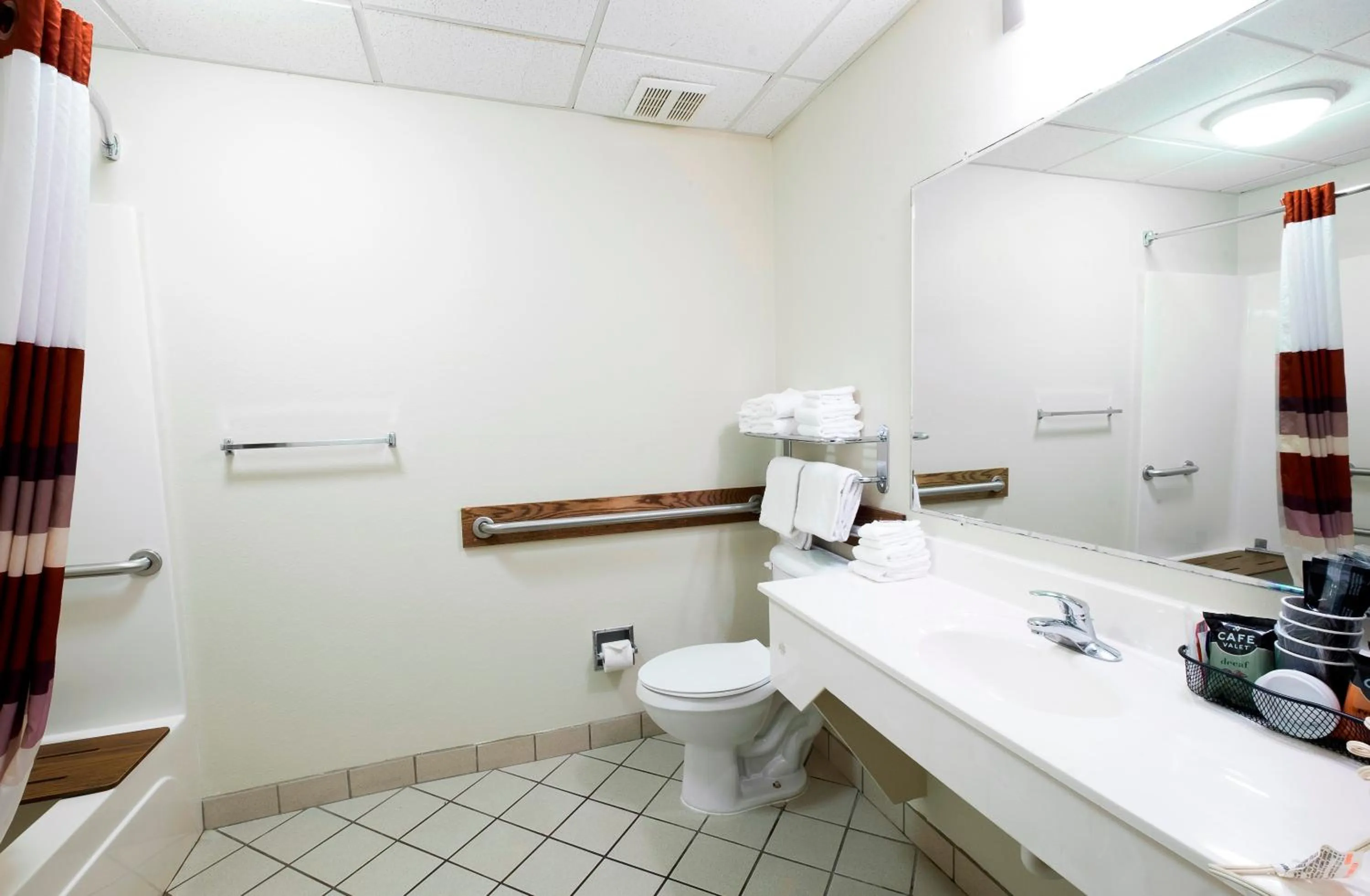 Bathroom in Red Roof Inn PLUS+ Danville, KY