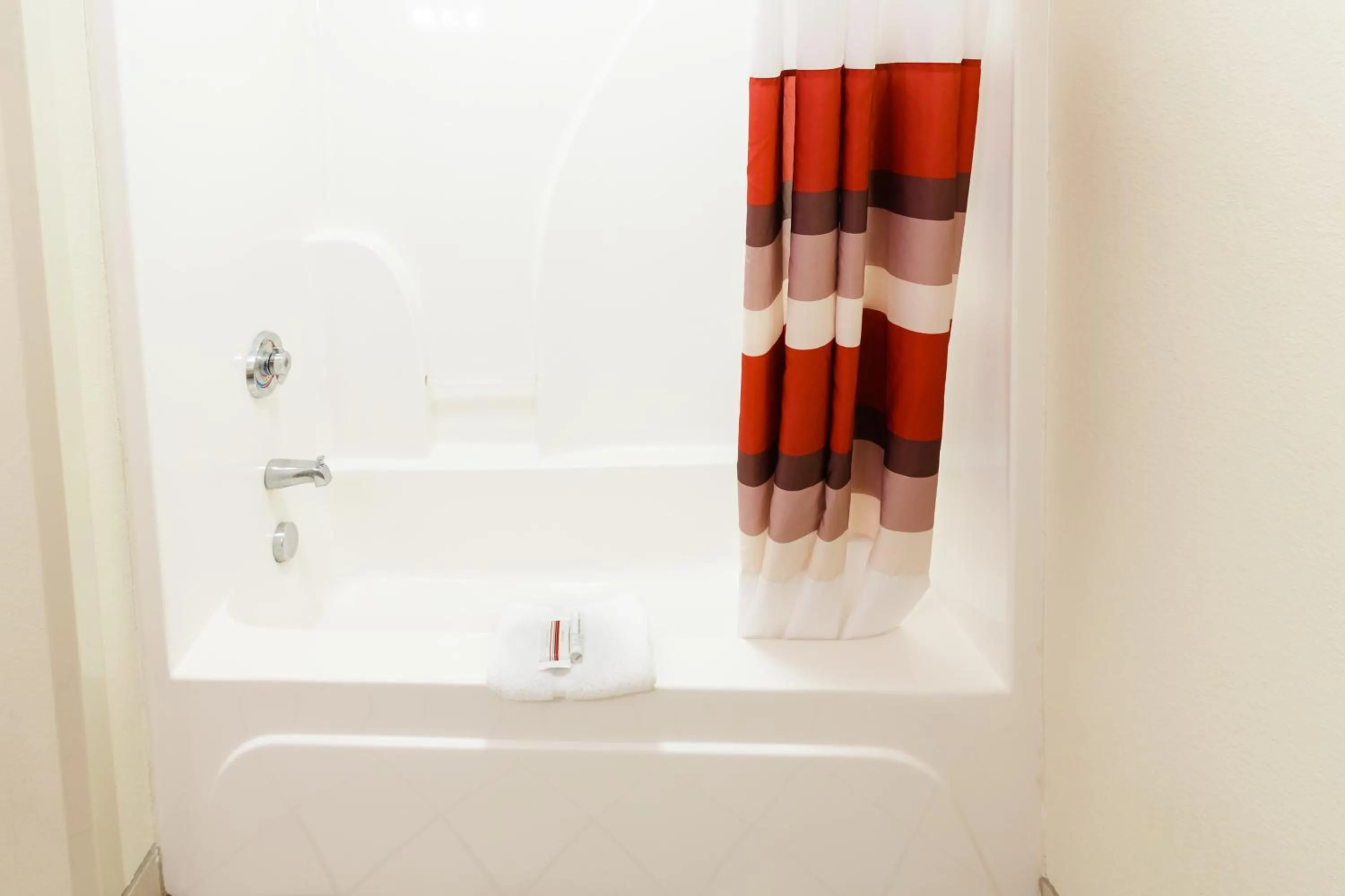 Bathroom in Red Roof Inn PLUS+ Danville, KY