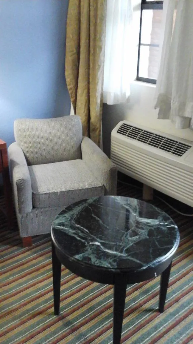 Seating area in Knights Inn - Lithonia