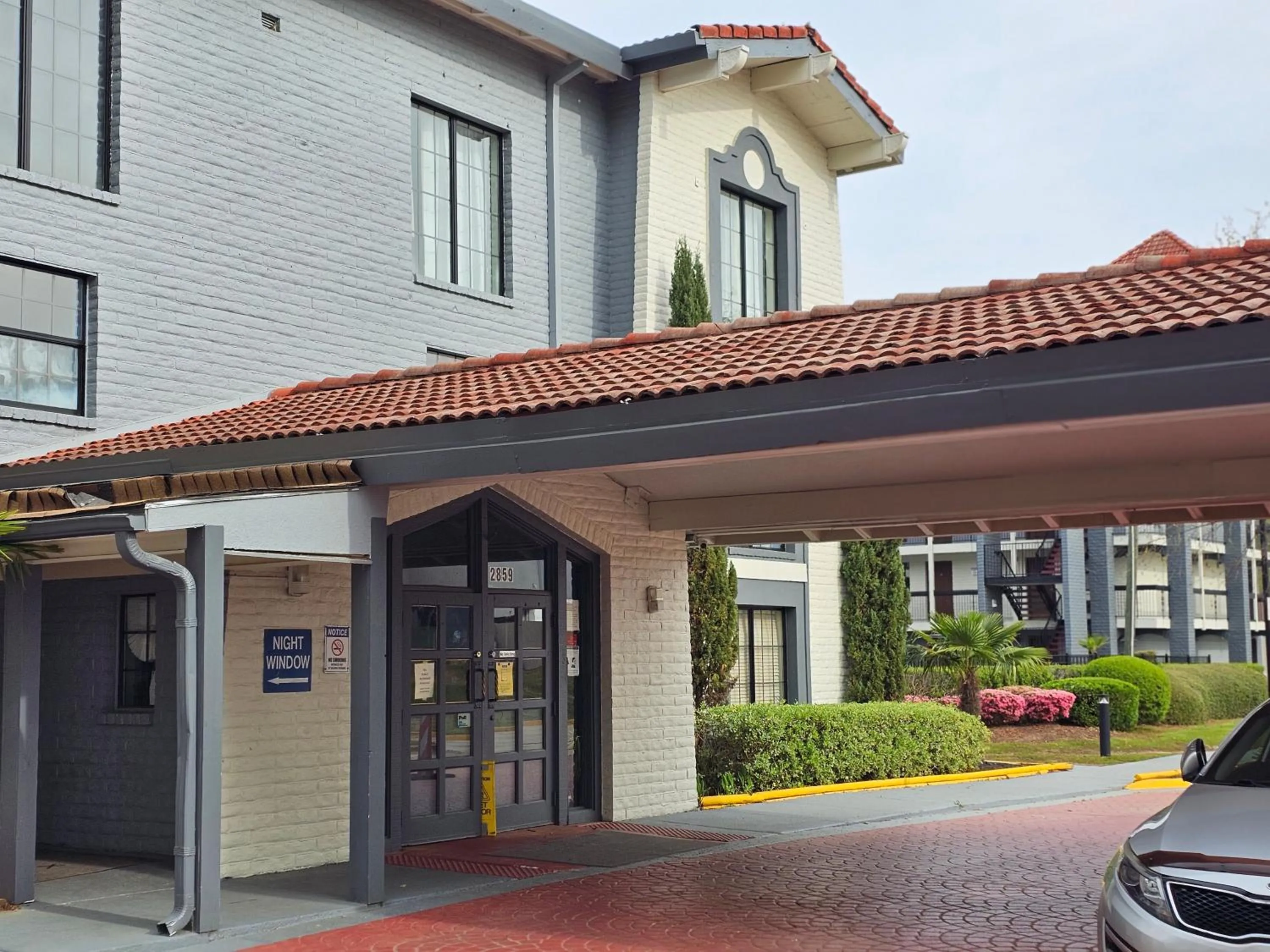 Property building in Knights Inn - Lithonia