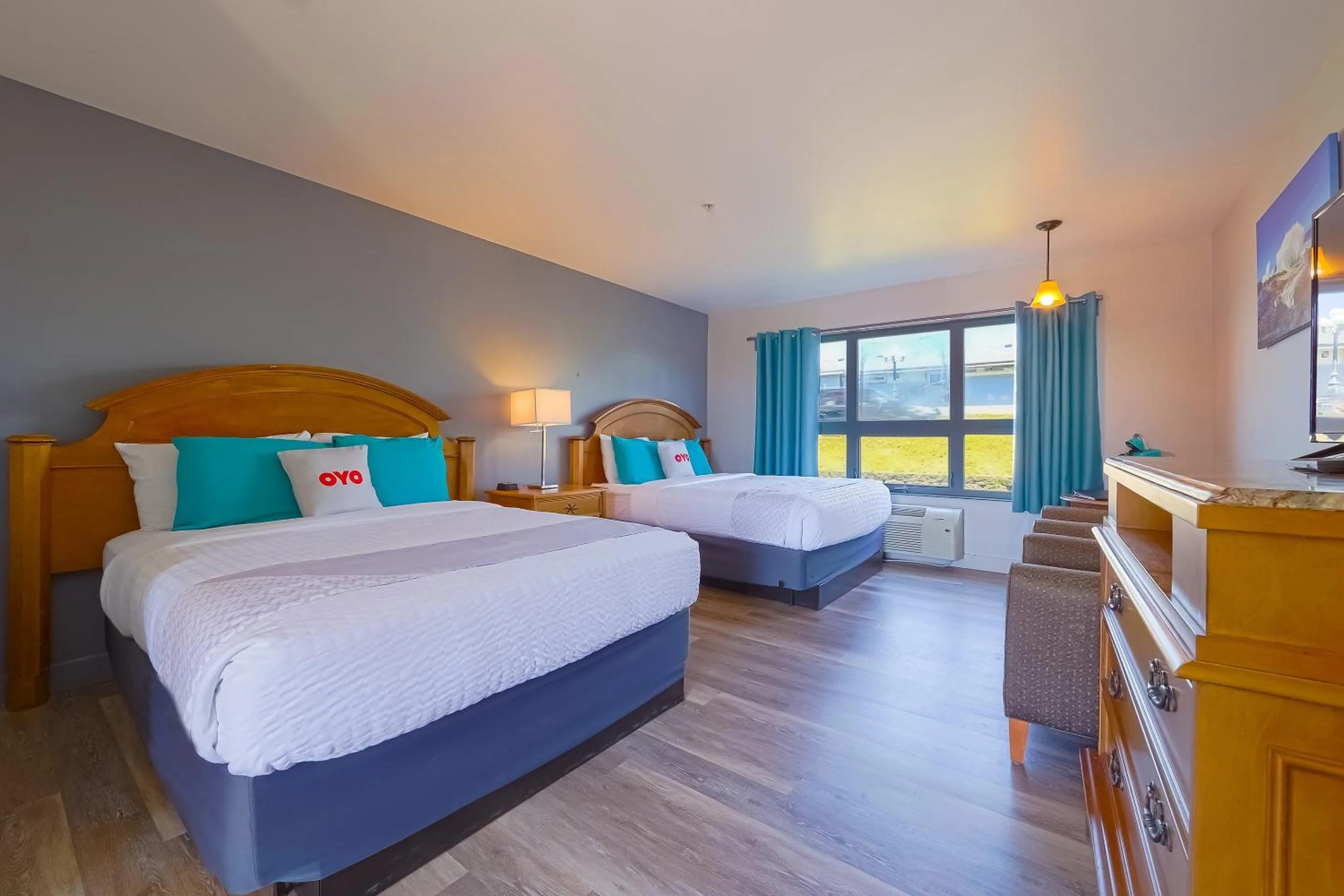 Bedroom, Bed in Waves Hotel NYE Beach - Newport OR