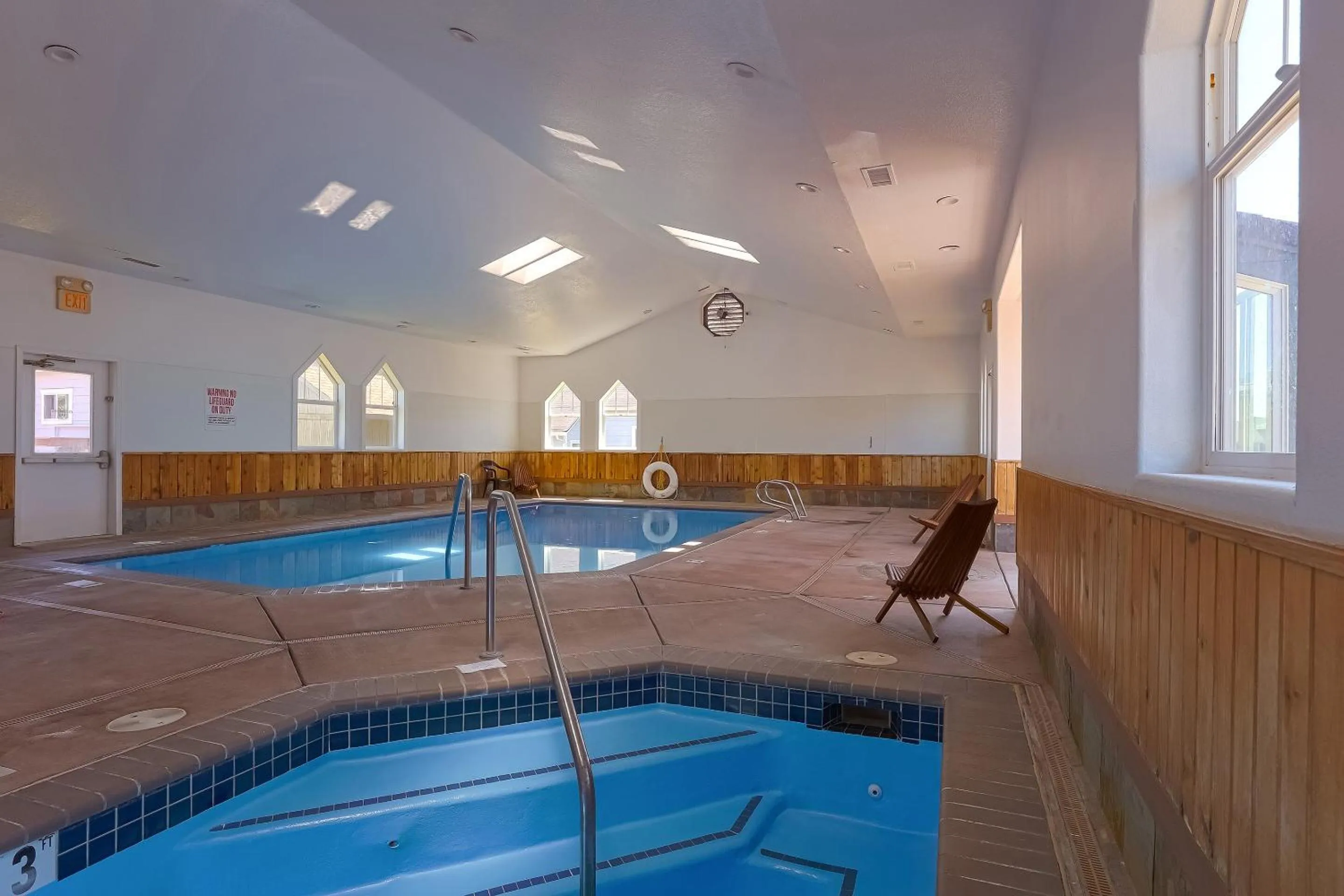 Swimming pool in Waves Hotel NYE Beach - Newport OR