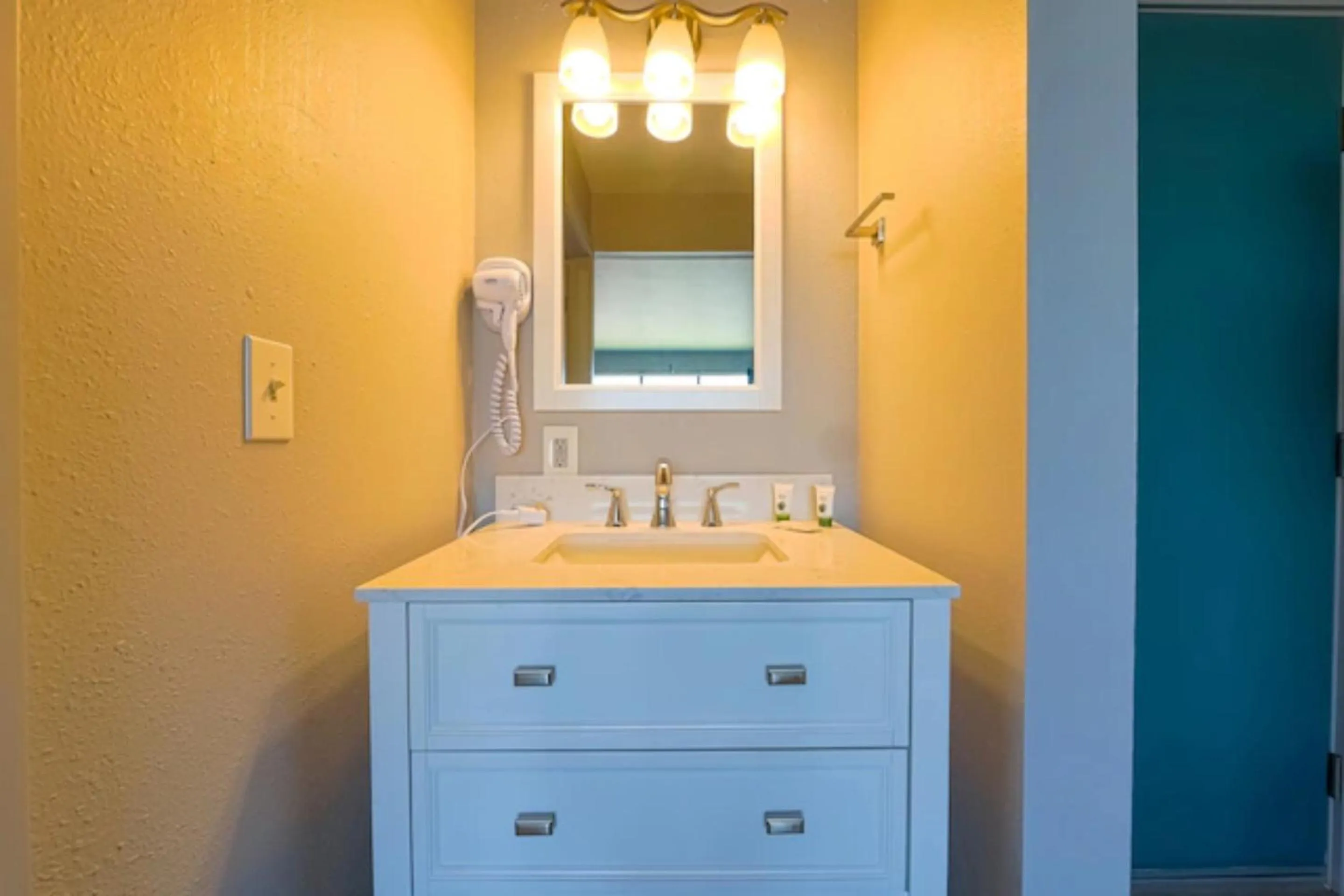 Bedroom in Waves Hotel NYE Beach - Newport OR