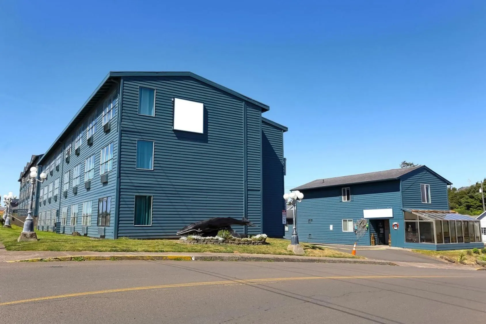 Facade/entrance in Waves Hotel NYE Beach - Newport OR