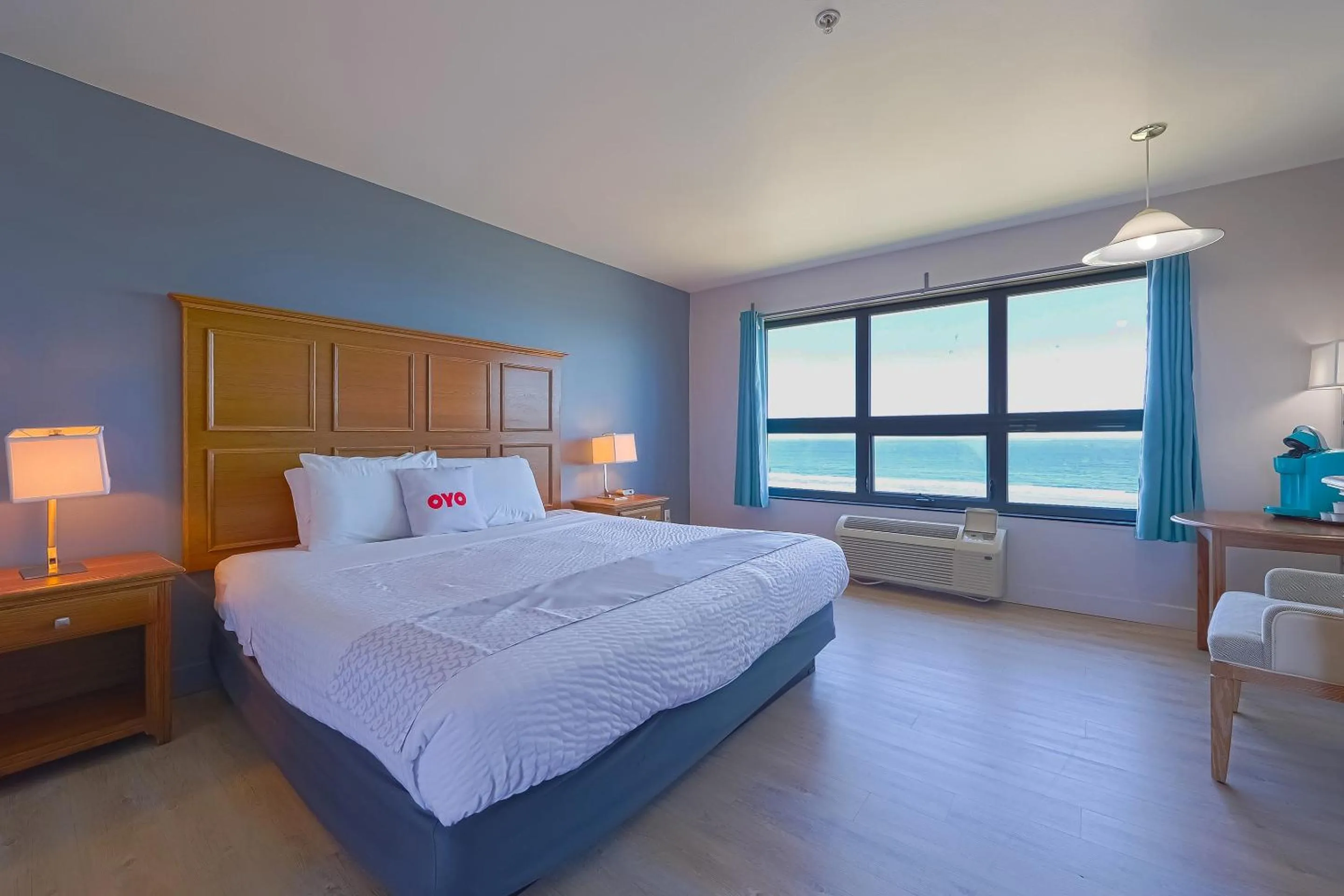 Bedroom, Bed in Waves Hotel NYE Beach - Newport OR