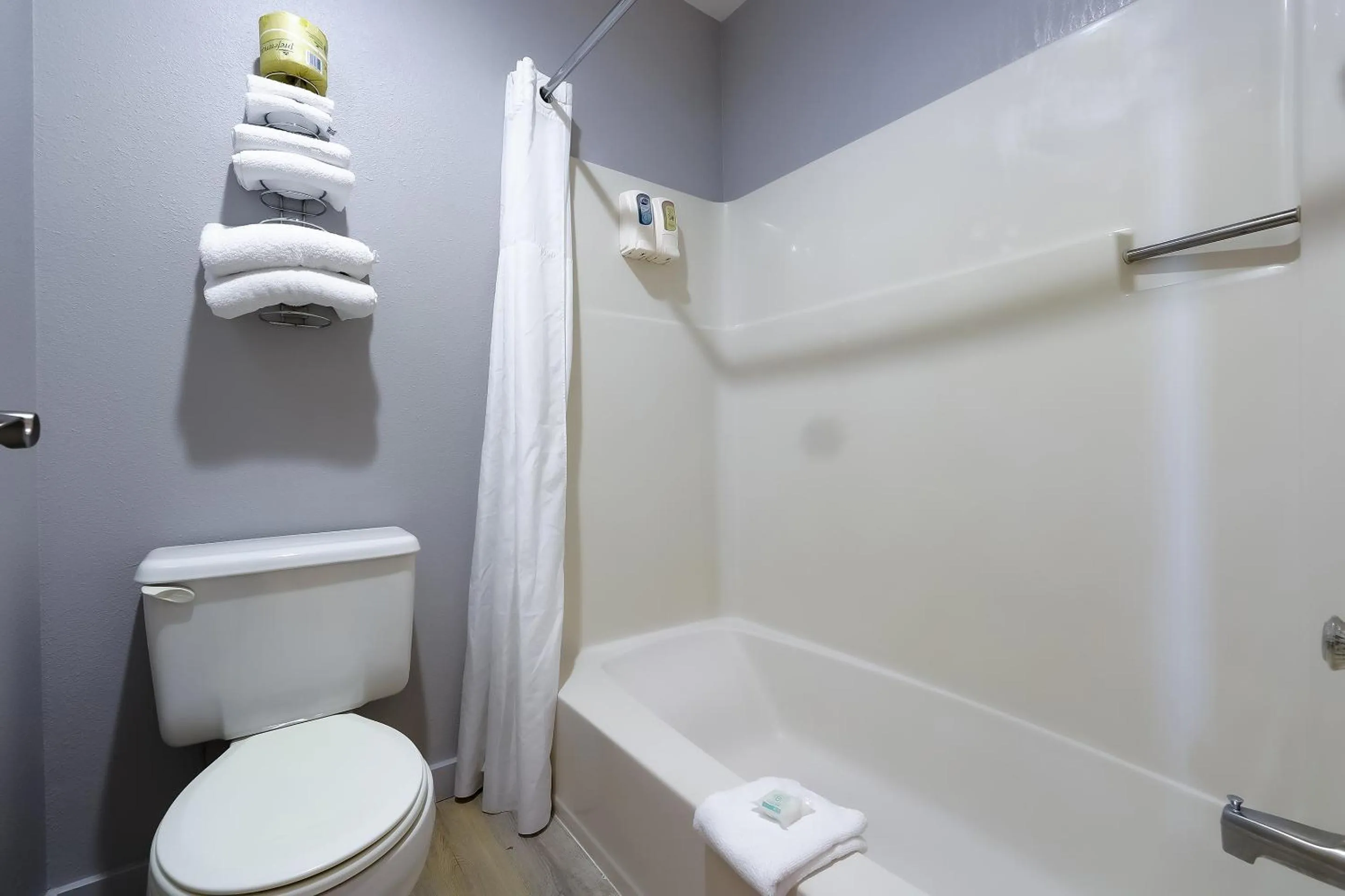 Bathroom in Waves Hotel NYE Beach - Newport OR